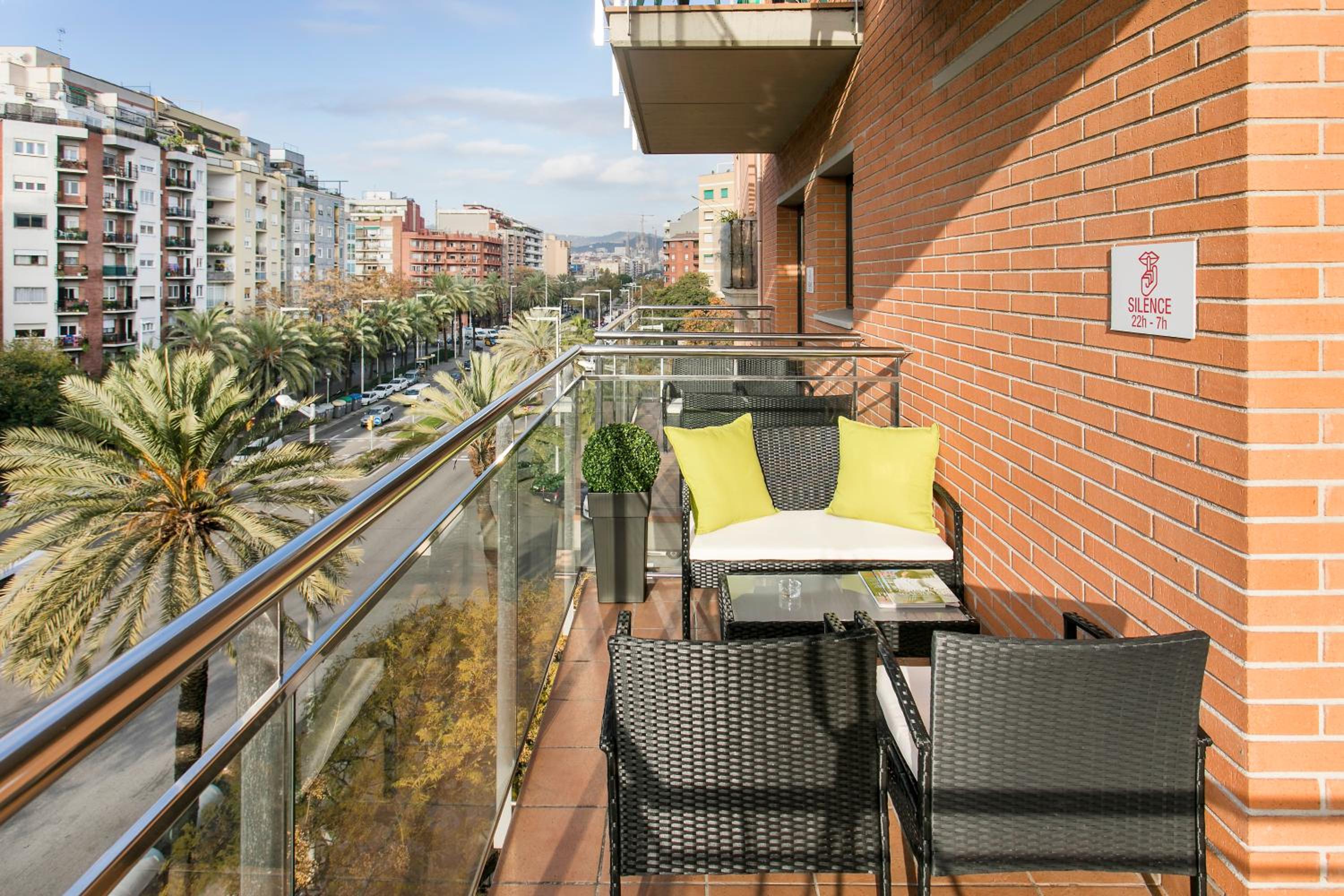 One-Bedroom Apartment - Top Floor with Sagrada Familia Views photo 2