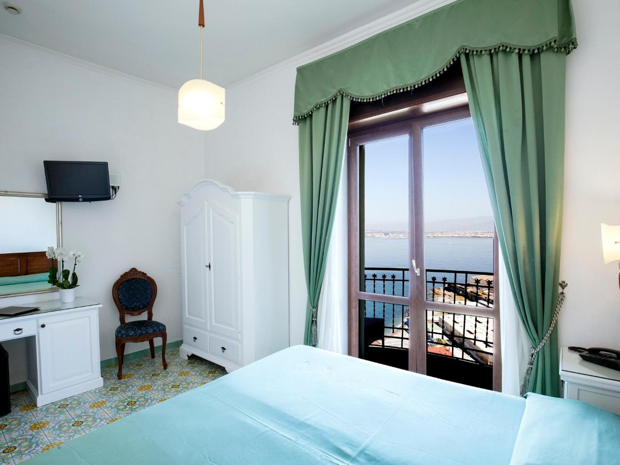 Deluxe Double Room with Balcony and Sea View - Photo 3