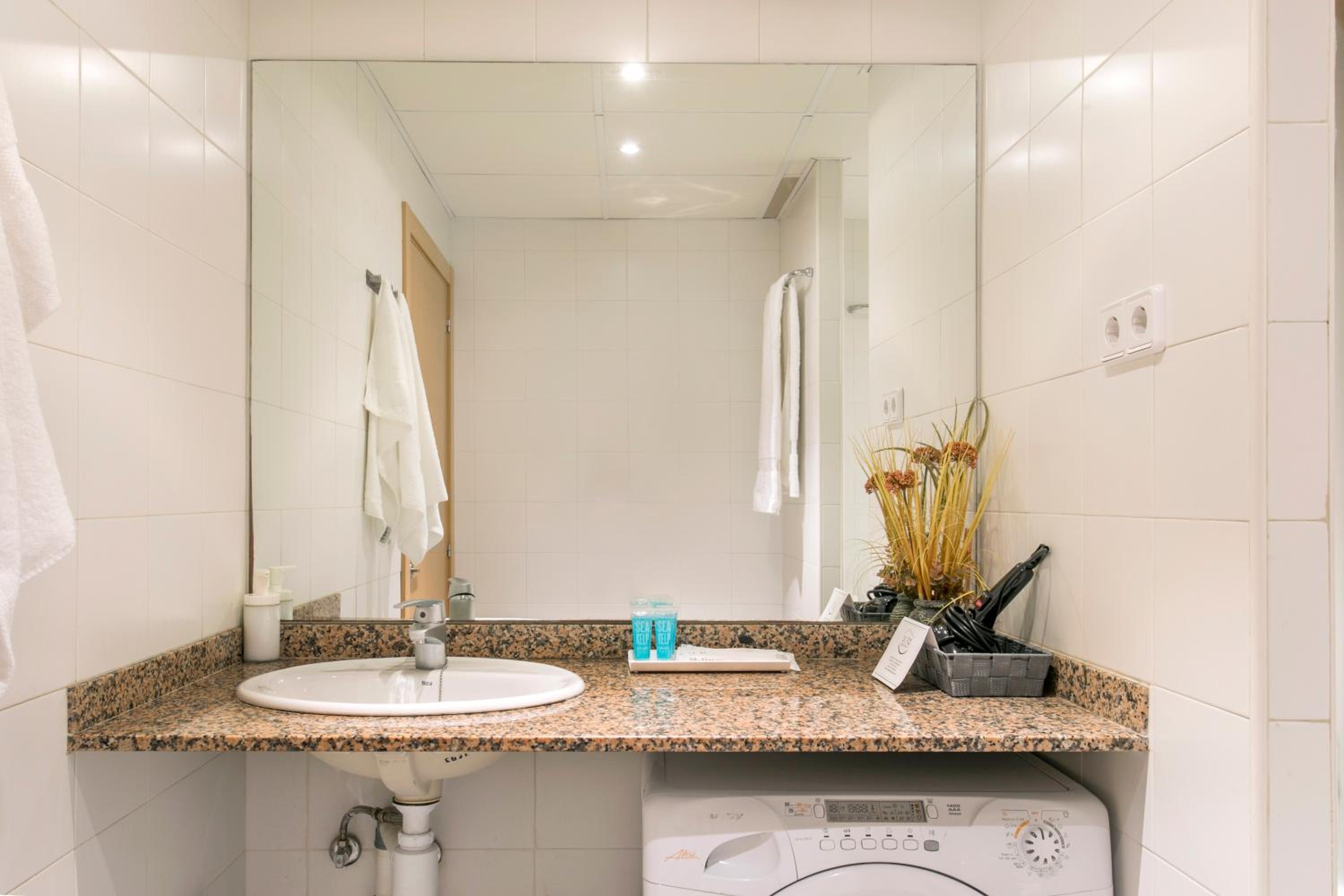 One-Bedroom Apartment - Top Floor with Sagrada Familia Views photo 3