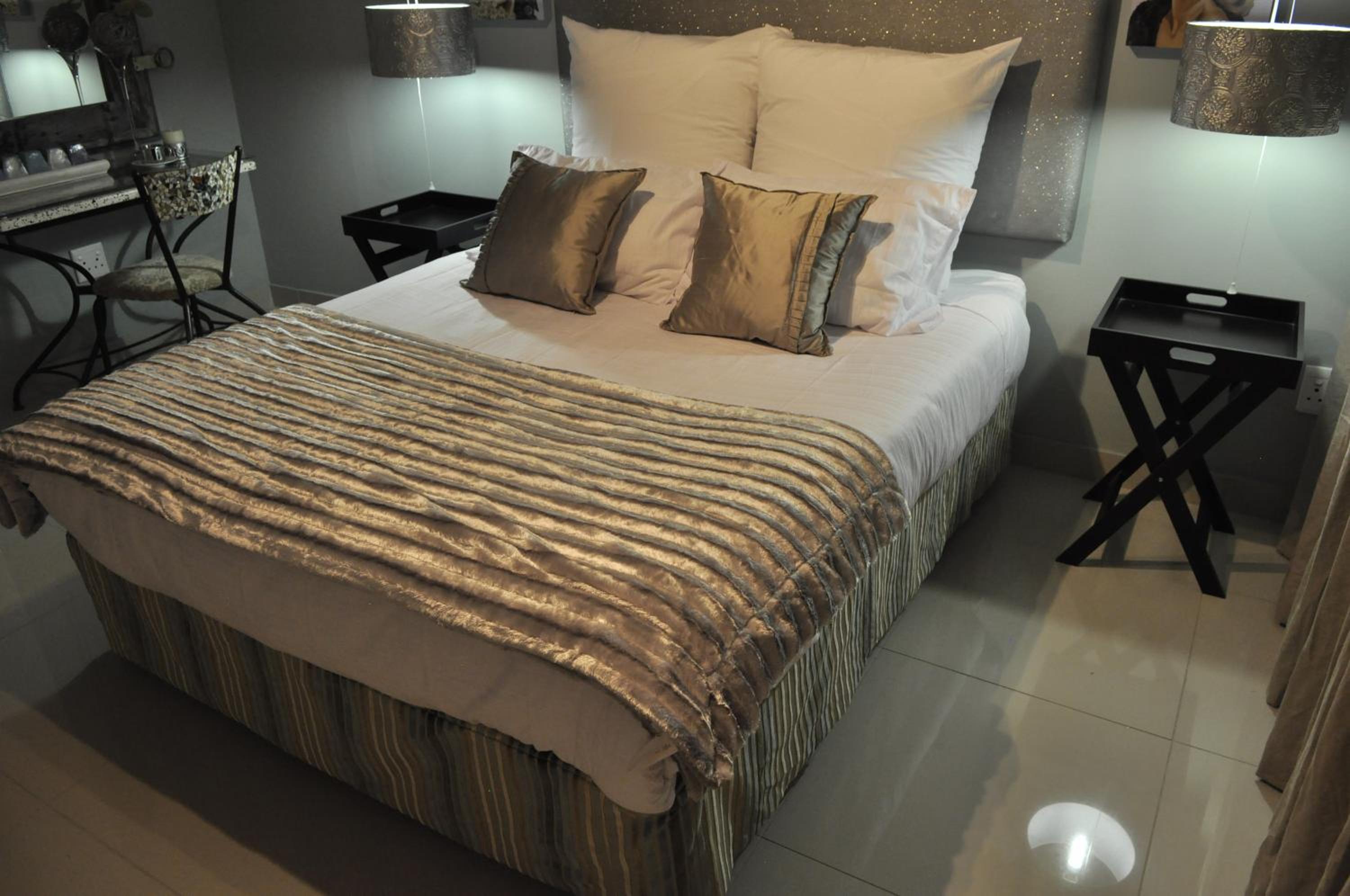 Double Room with Pool View - Photo 3