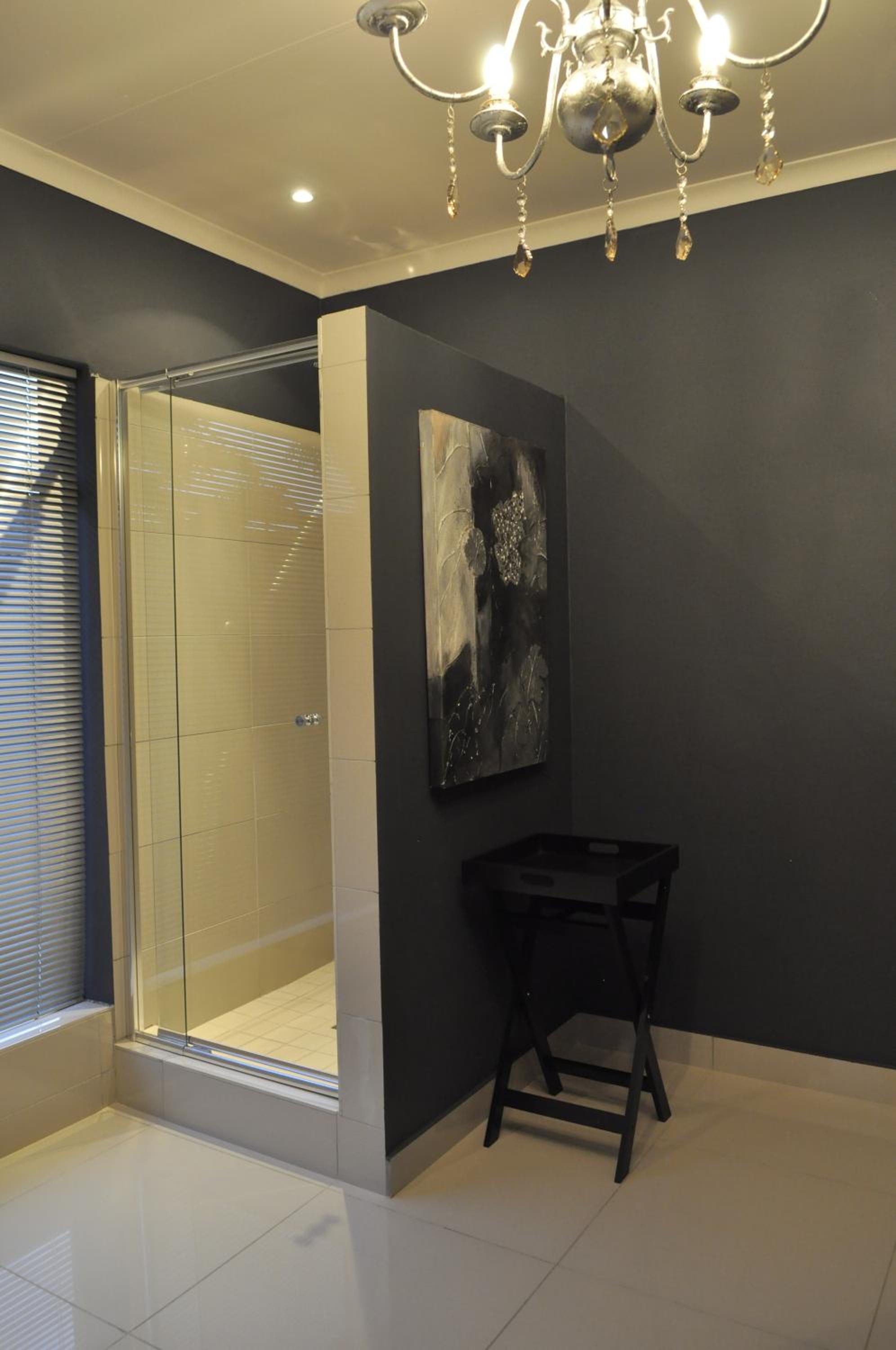 Deluxe Double Room with Bath - Photo 3