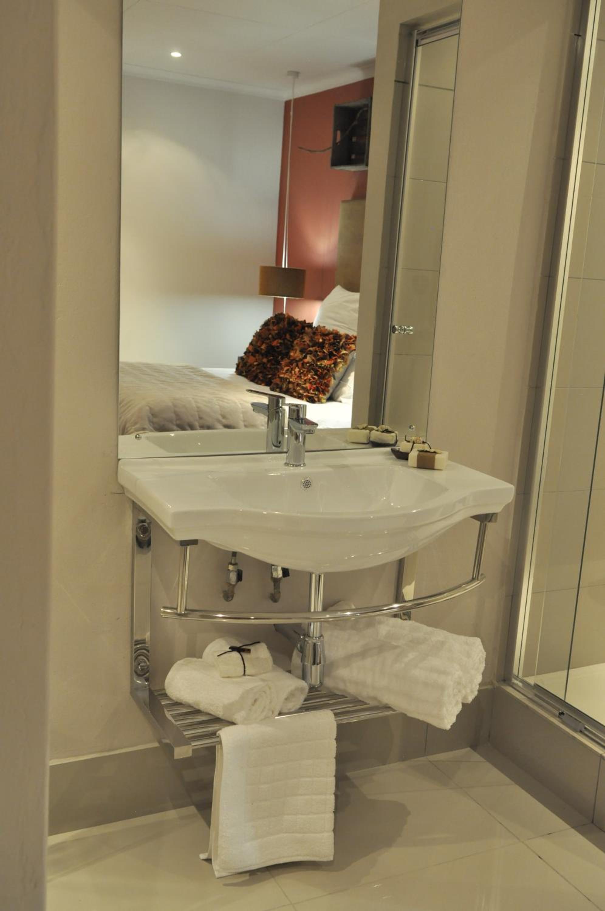 Standard Queen Room - Photo 6