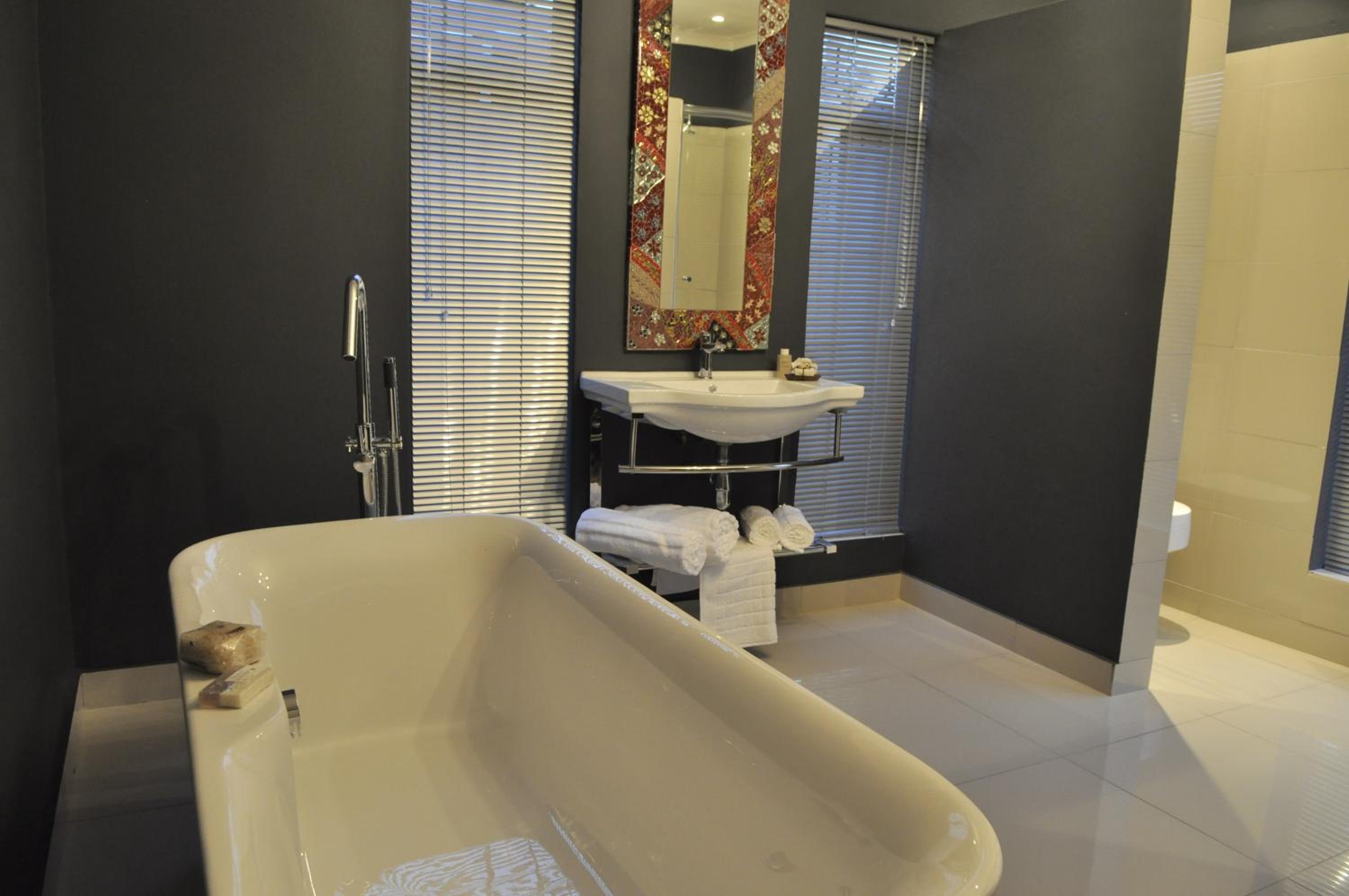Deluxe Double Room with Bath - Photo 6