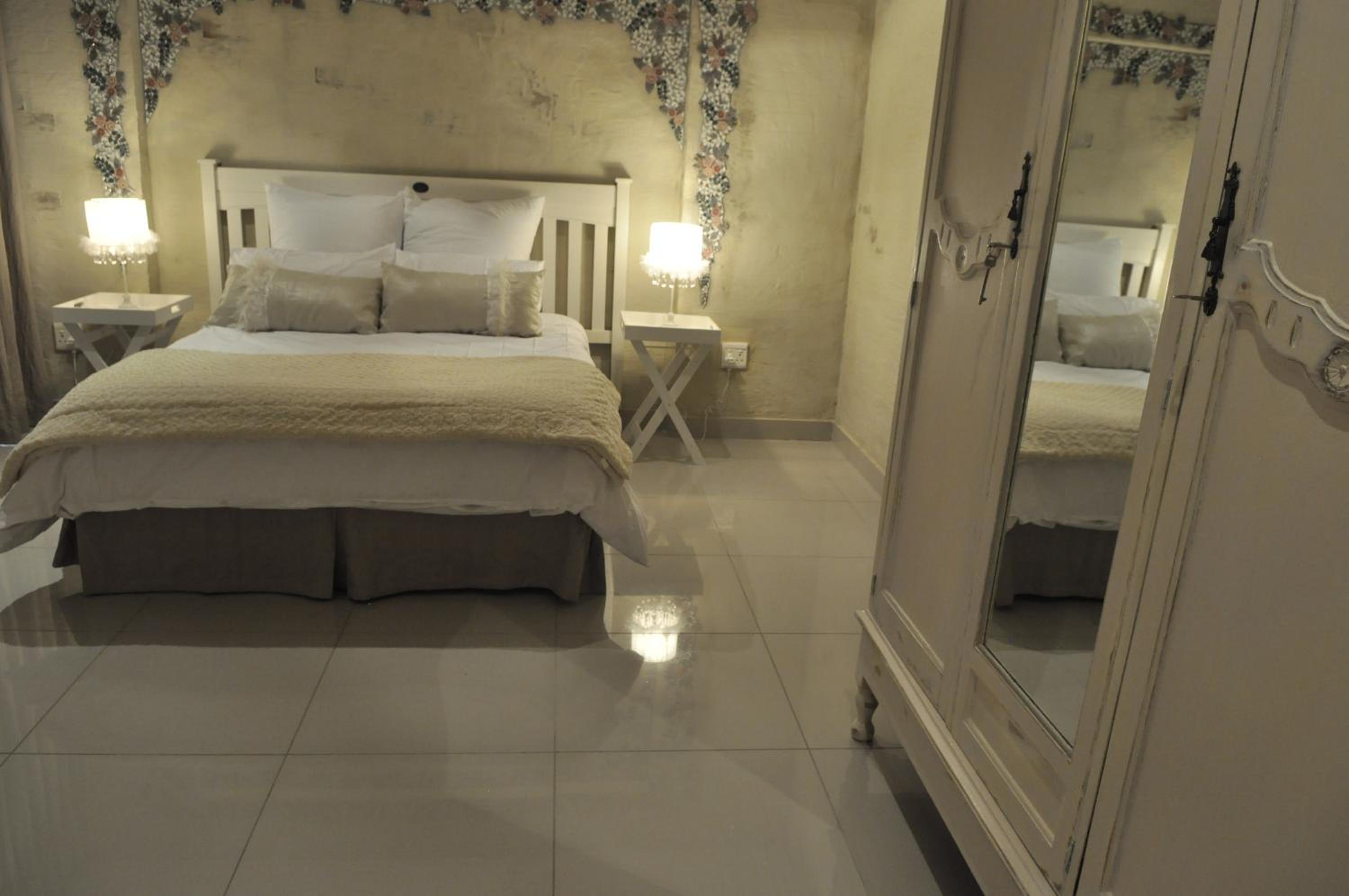 Queen Room with Pool View - Photo 5