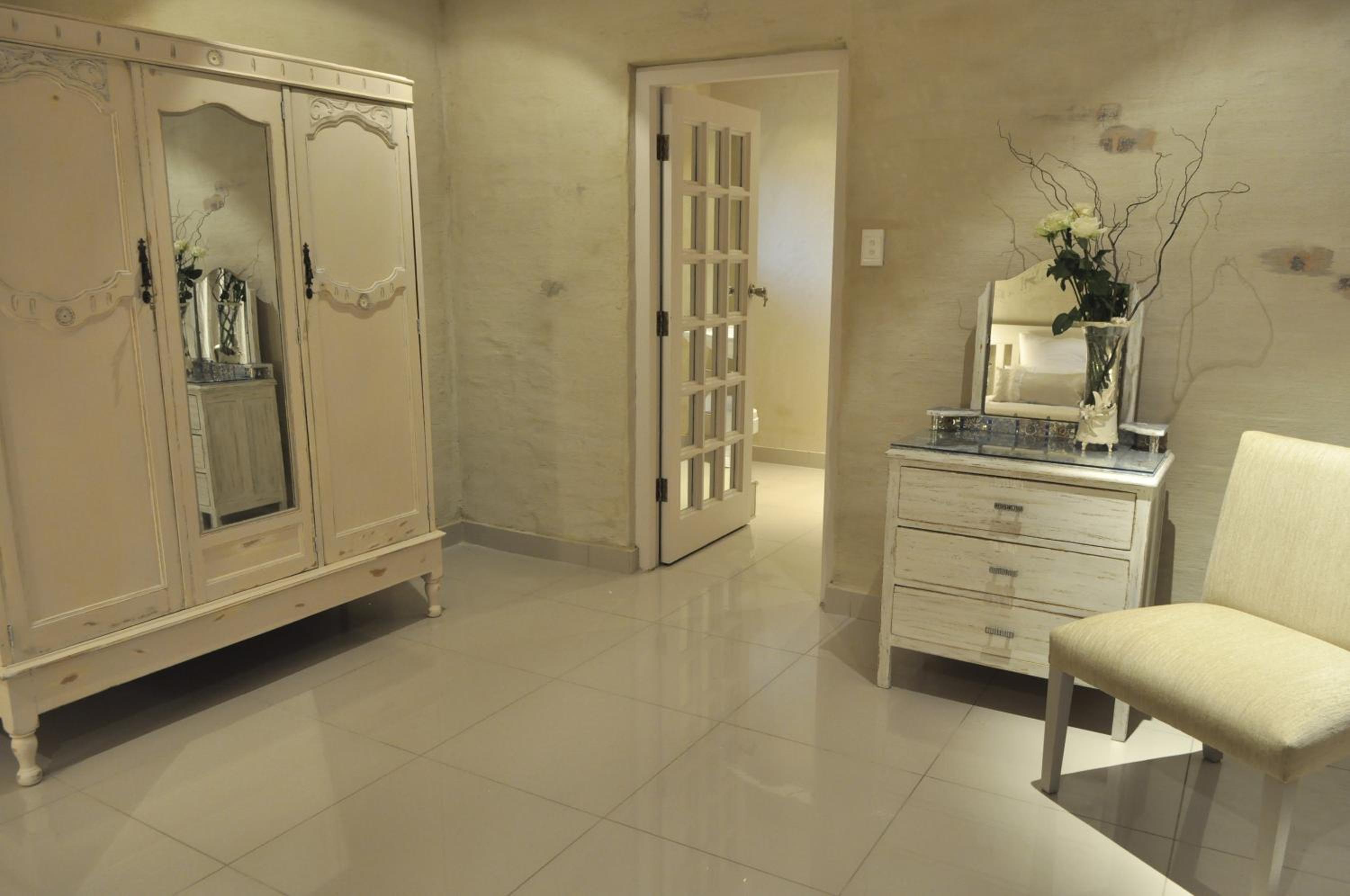 Queen Room with Pool View - Photo 4