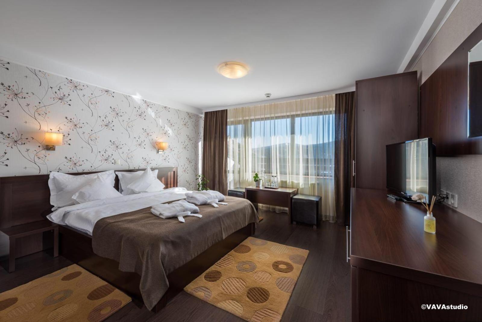 Deluxe Room - Photo 9