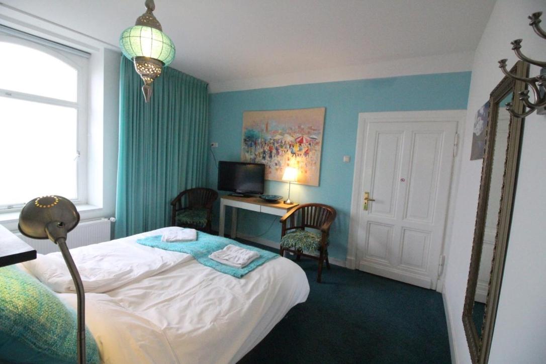 Double Room with Walk-in Bathroom - Photo 2