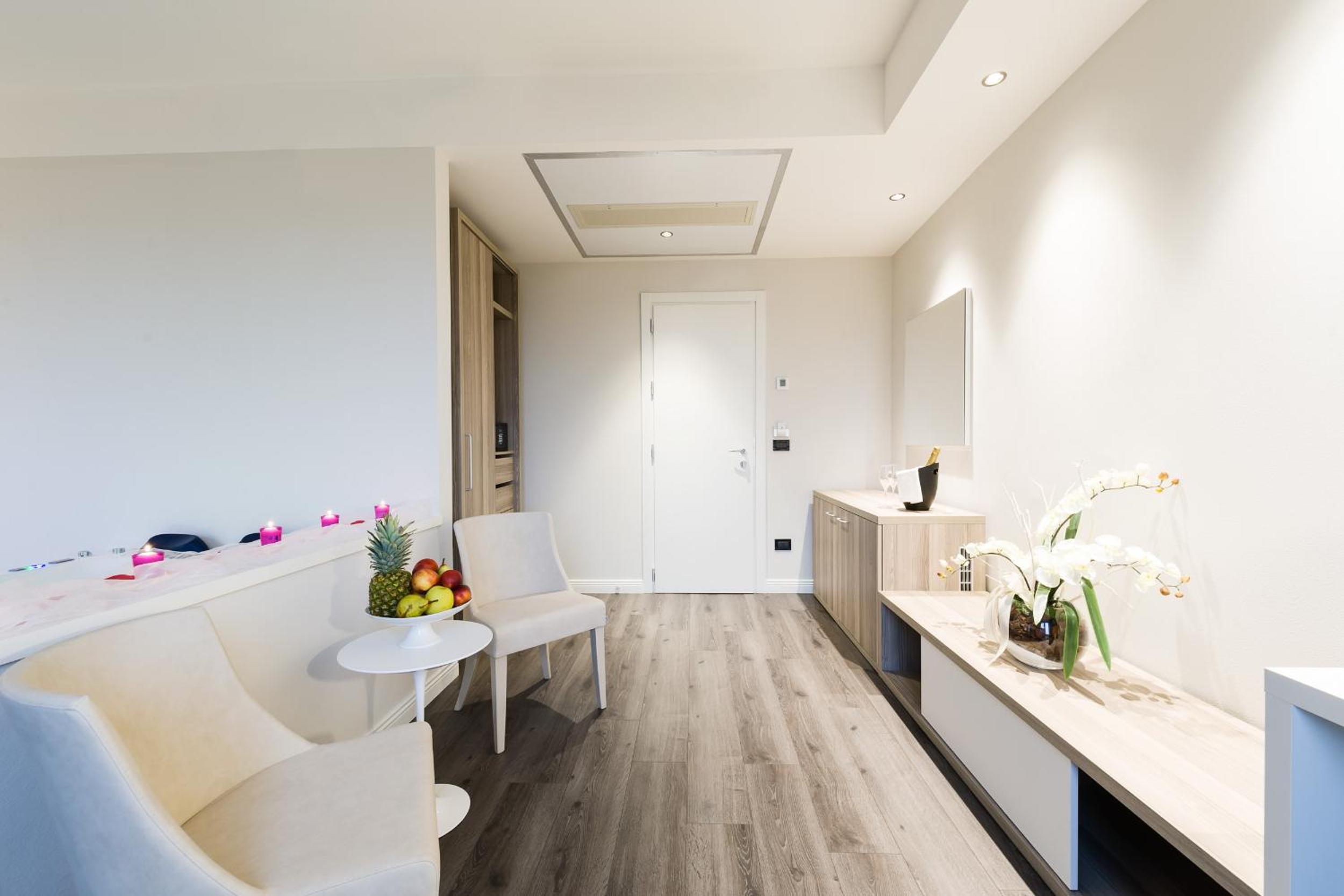 Deluxe Junior Suite photo 2
