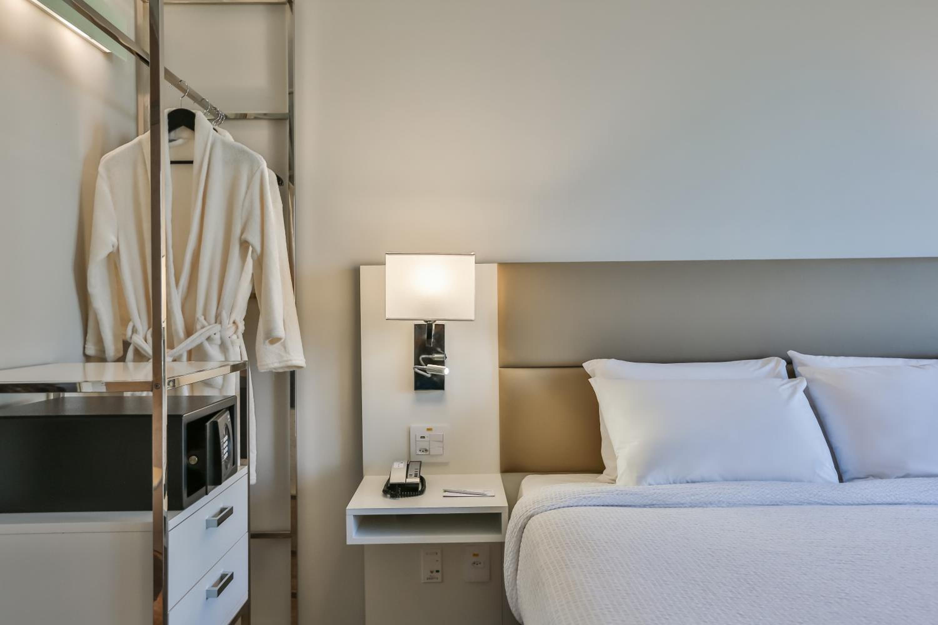 Business Queen Room