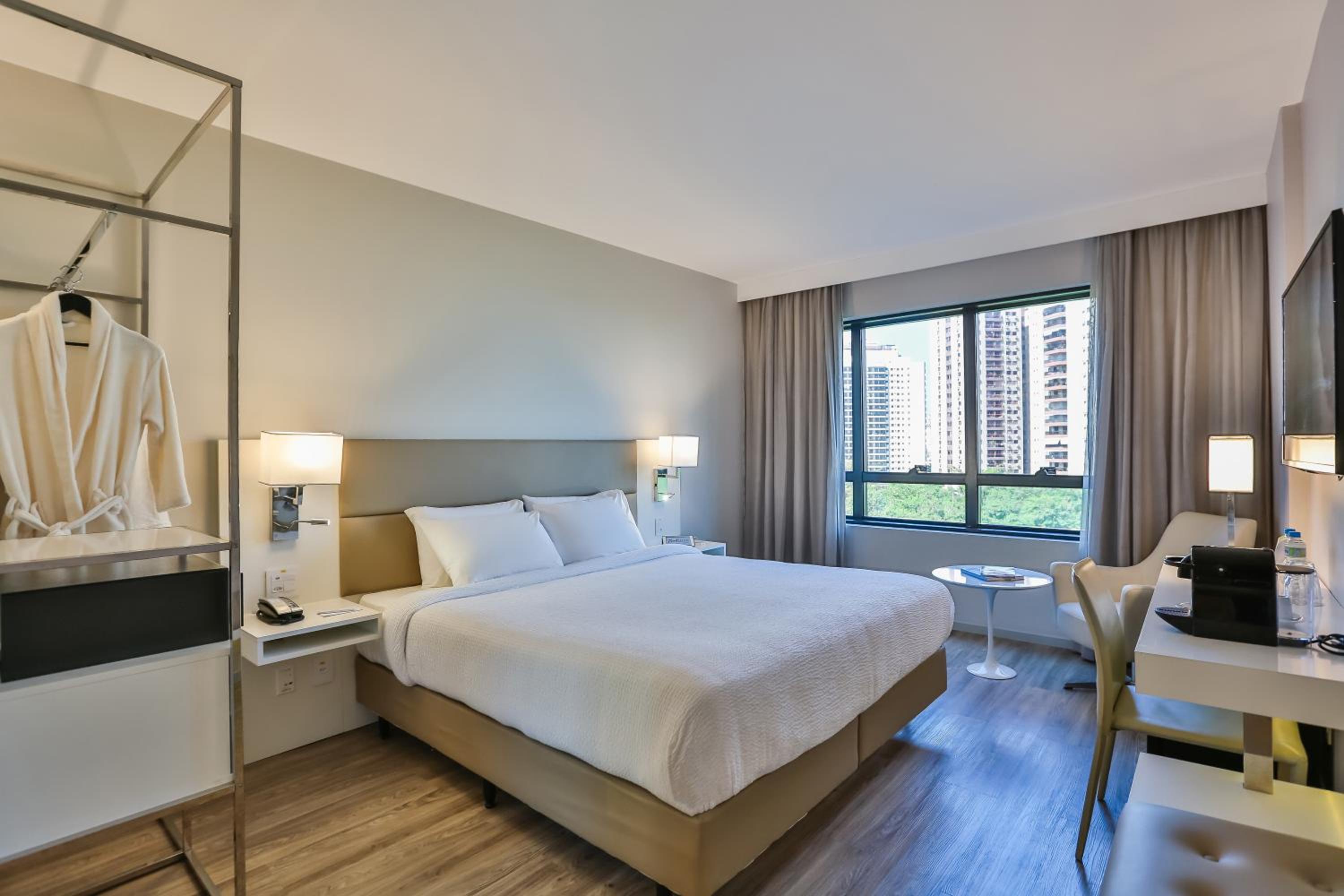 Business Queen Room
