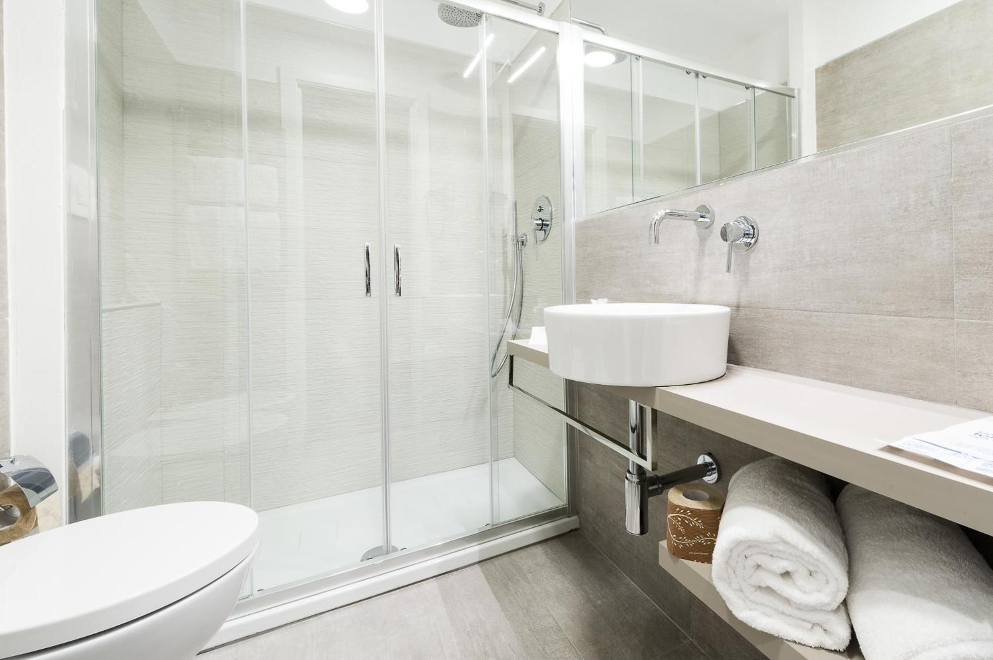 Standard Double or Twin Room - Photo 3
