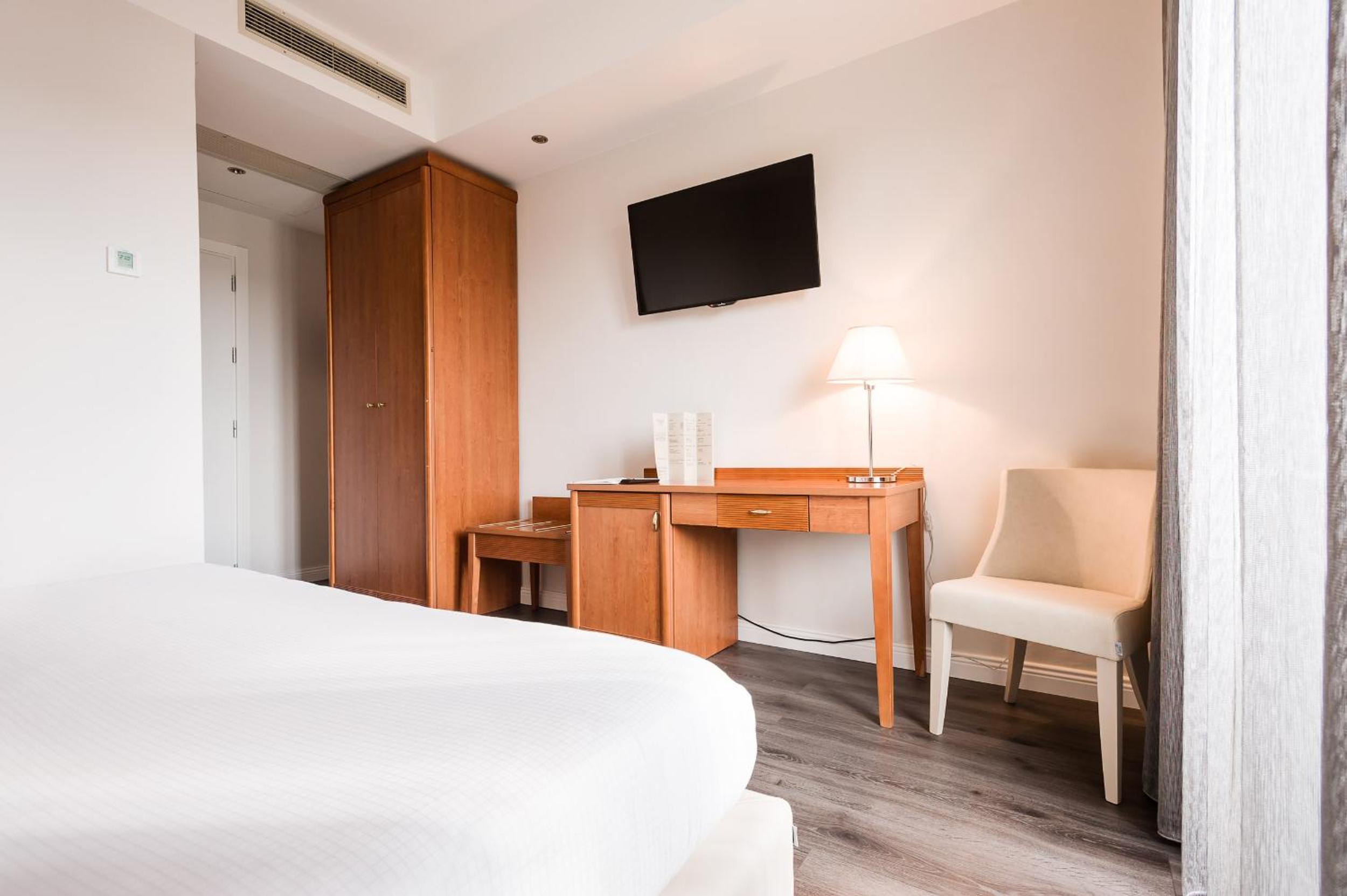 Standard Double or Twin Room - Photo 1