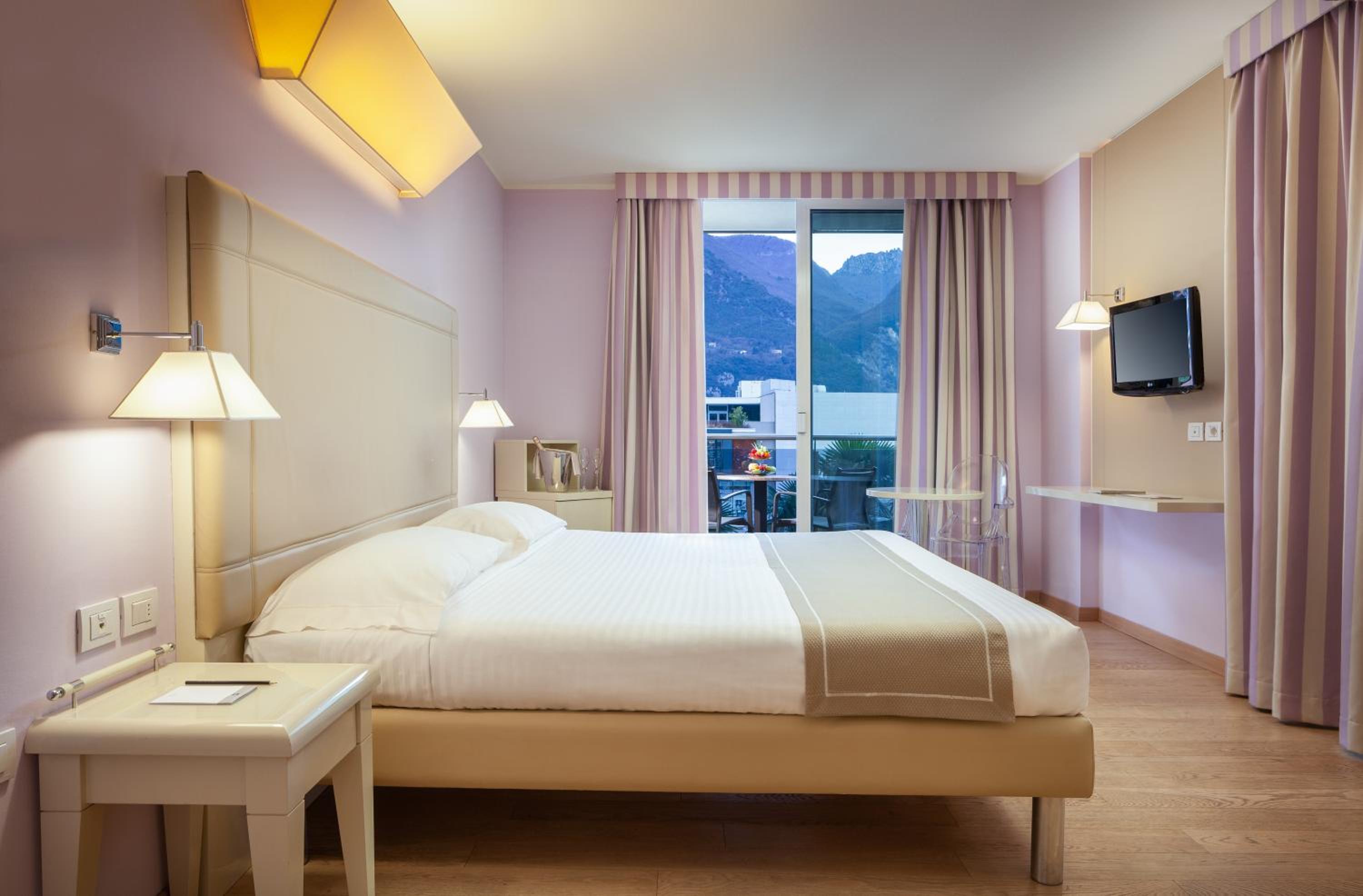 Standard Double or Twin Room with Balcony - Photo 6