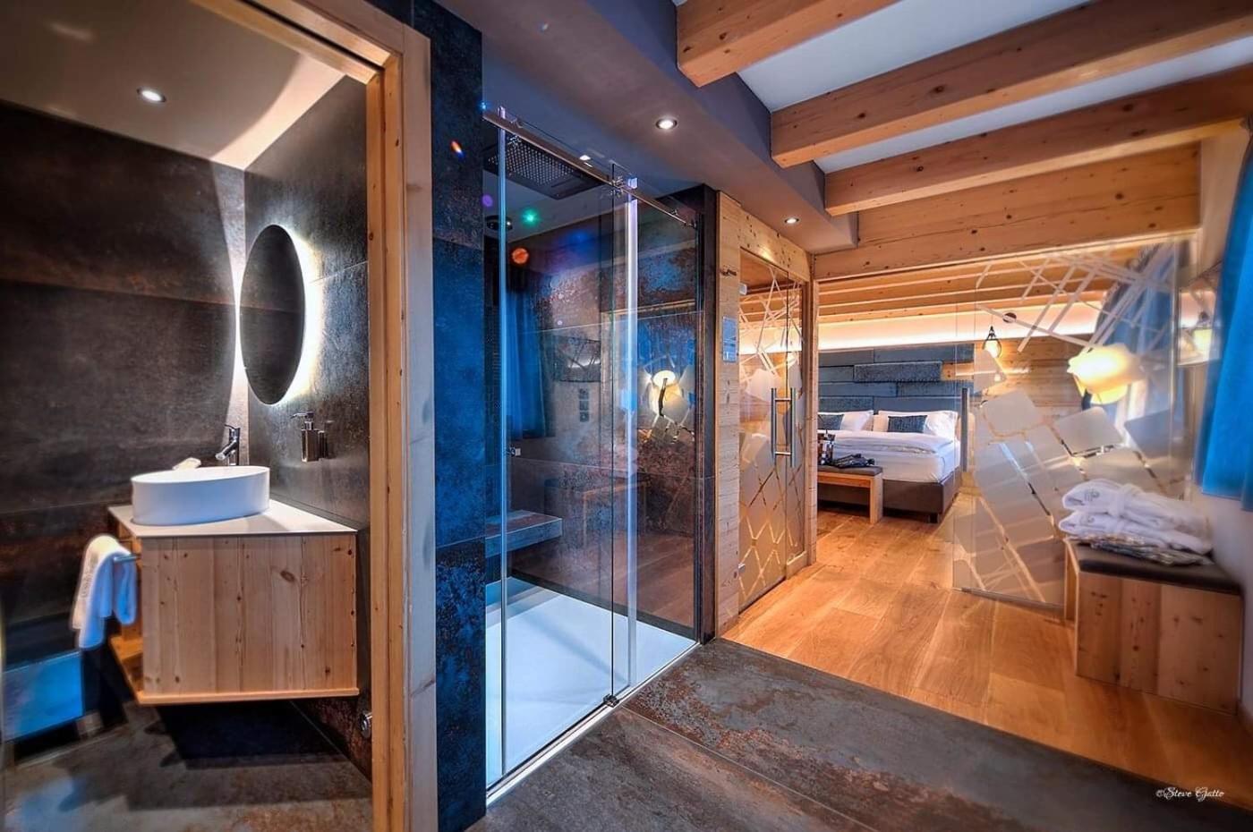 Deluxe Suite with Spa Bath photo 3