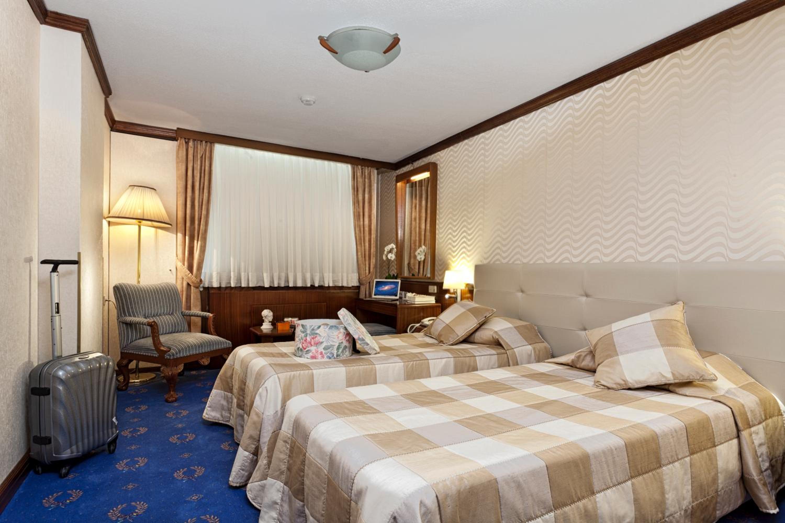 Suite - Photo 1