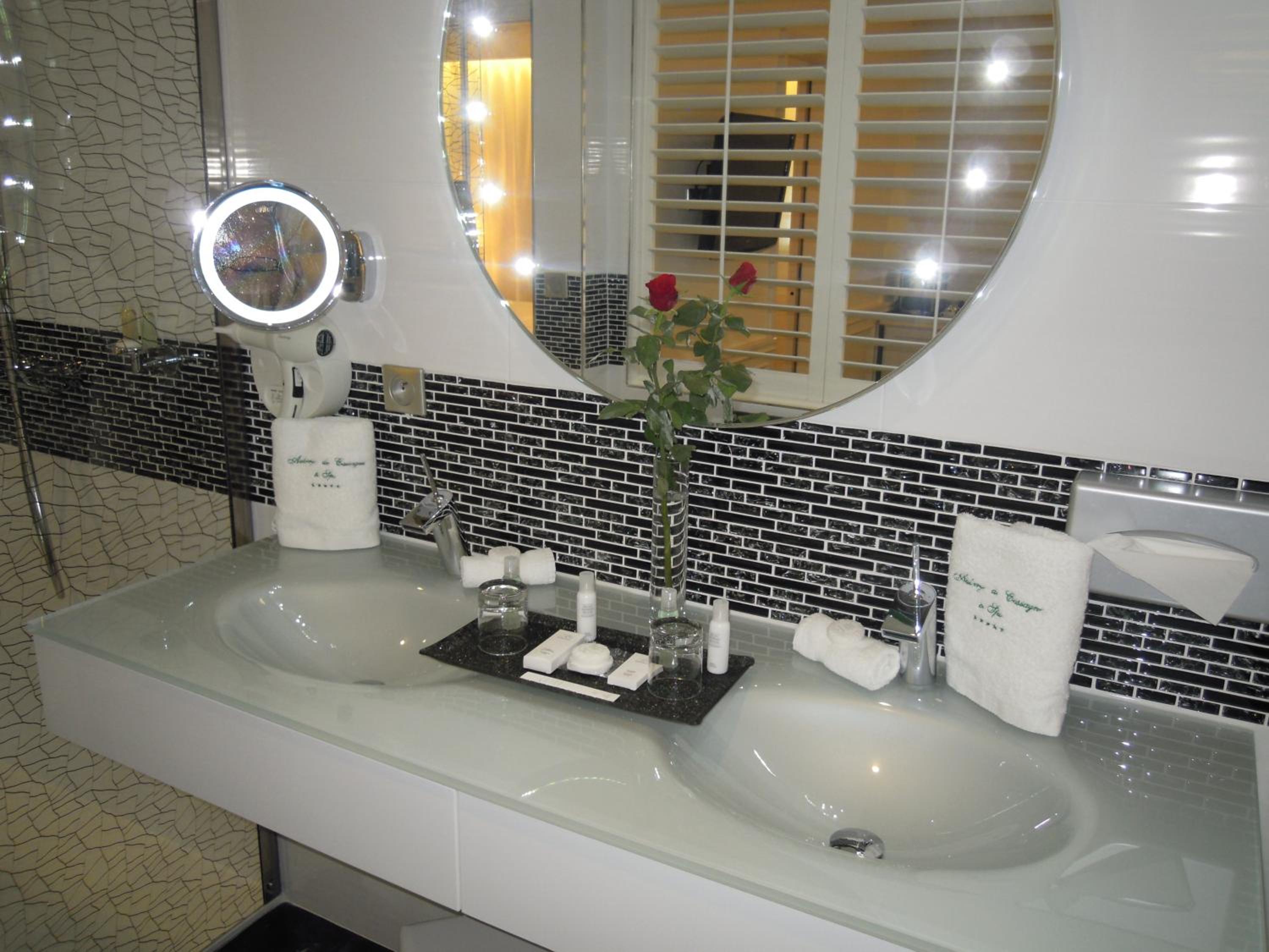 Suite with Pool View - Photo 2