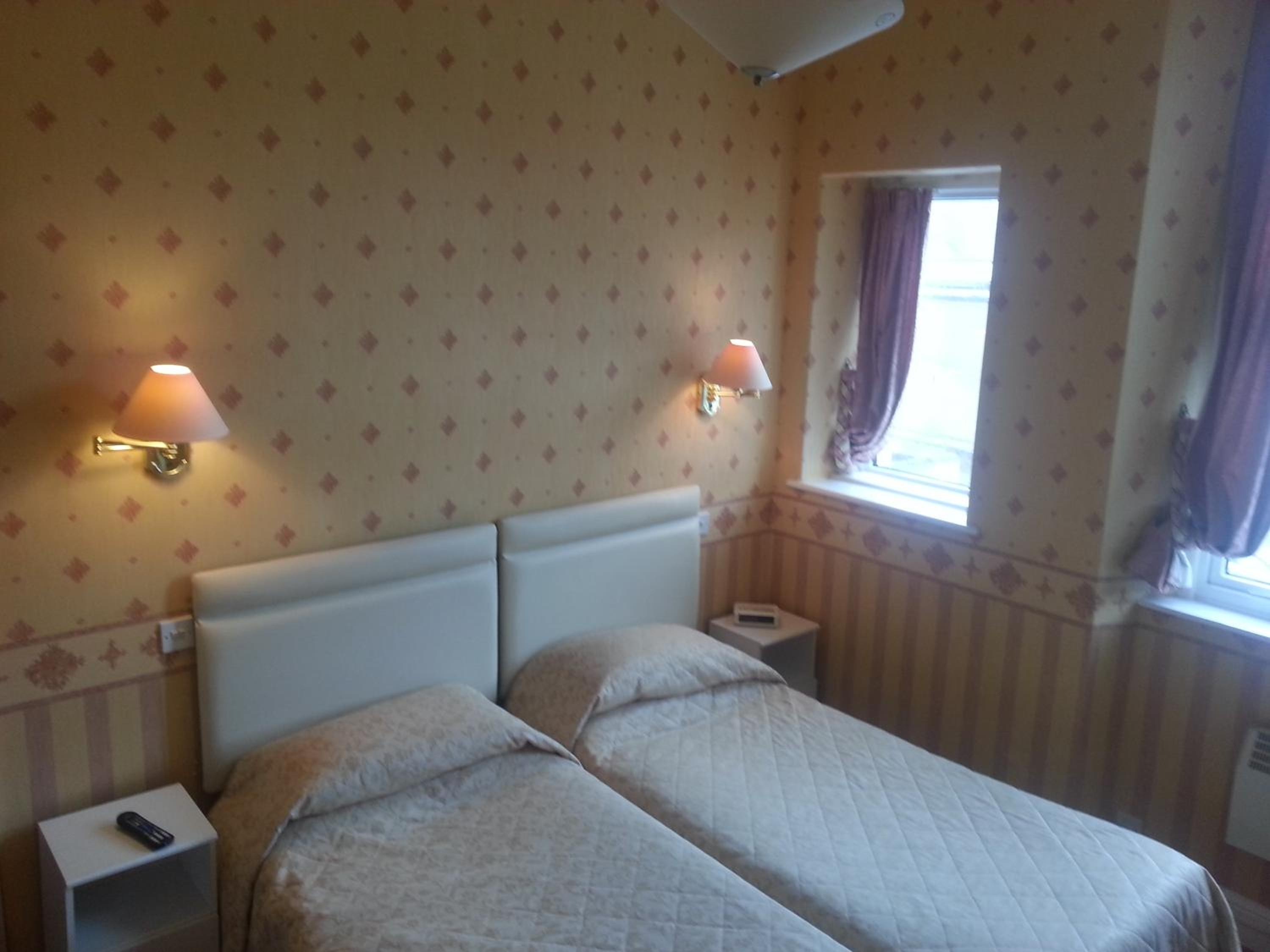 Standard Twin Room - Photo 3