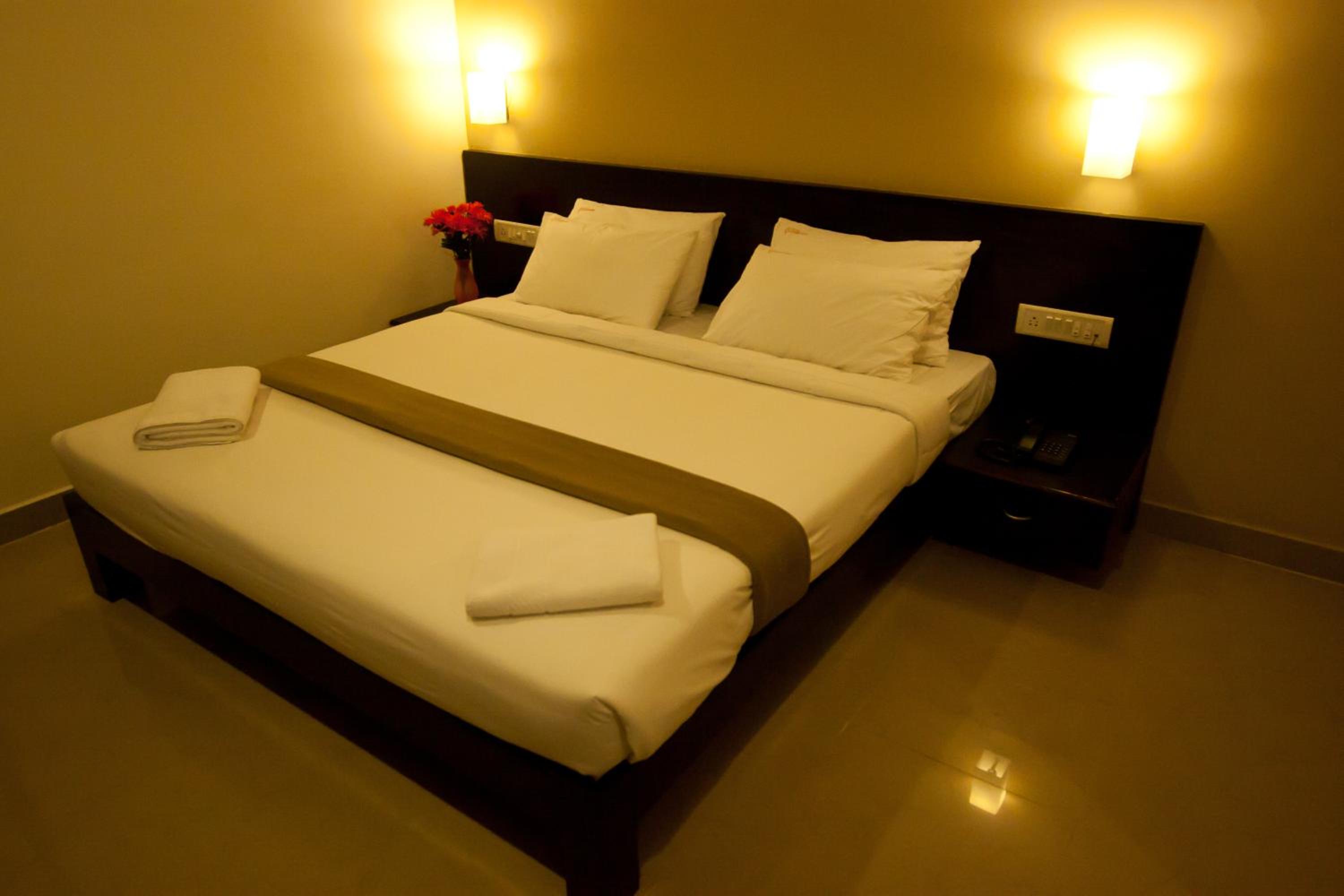 Standard Double Room with Fan - Photo 4