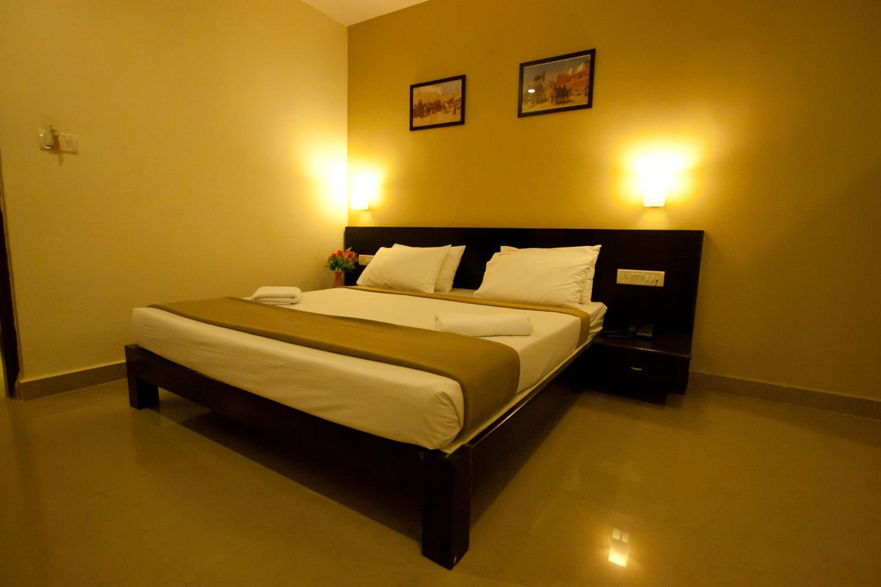 Standard Double Room with Fan - Photo 2