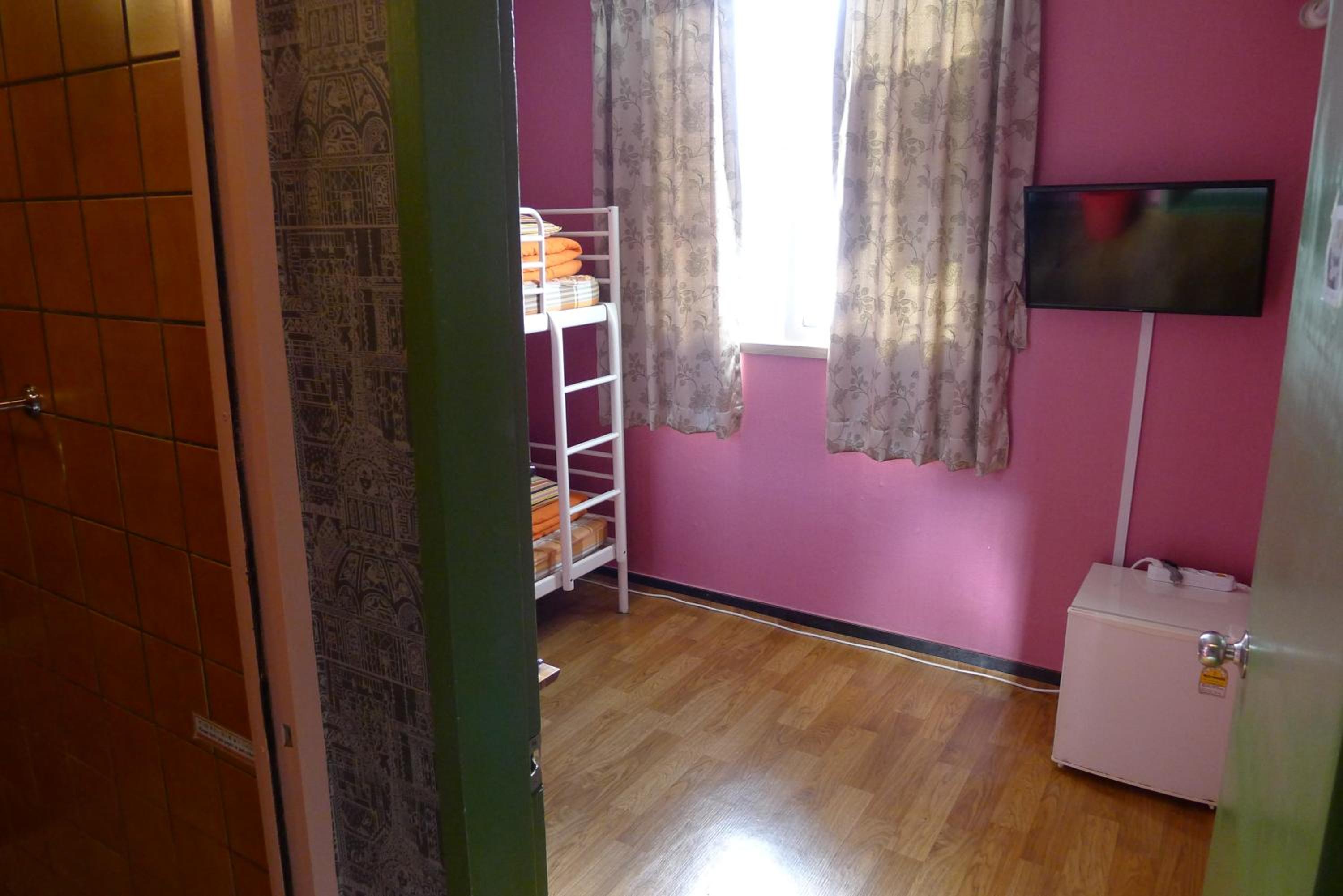 Twin Bunk bed Room with Private Bathroom photo 3