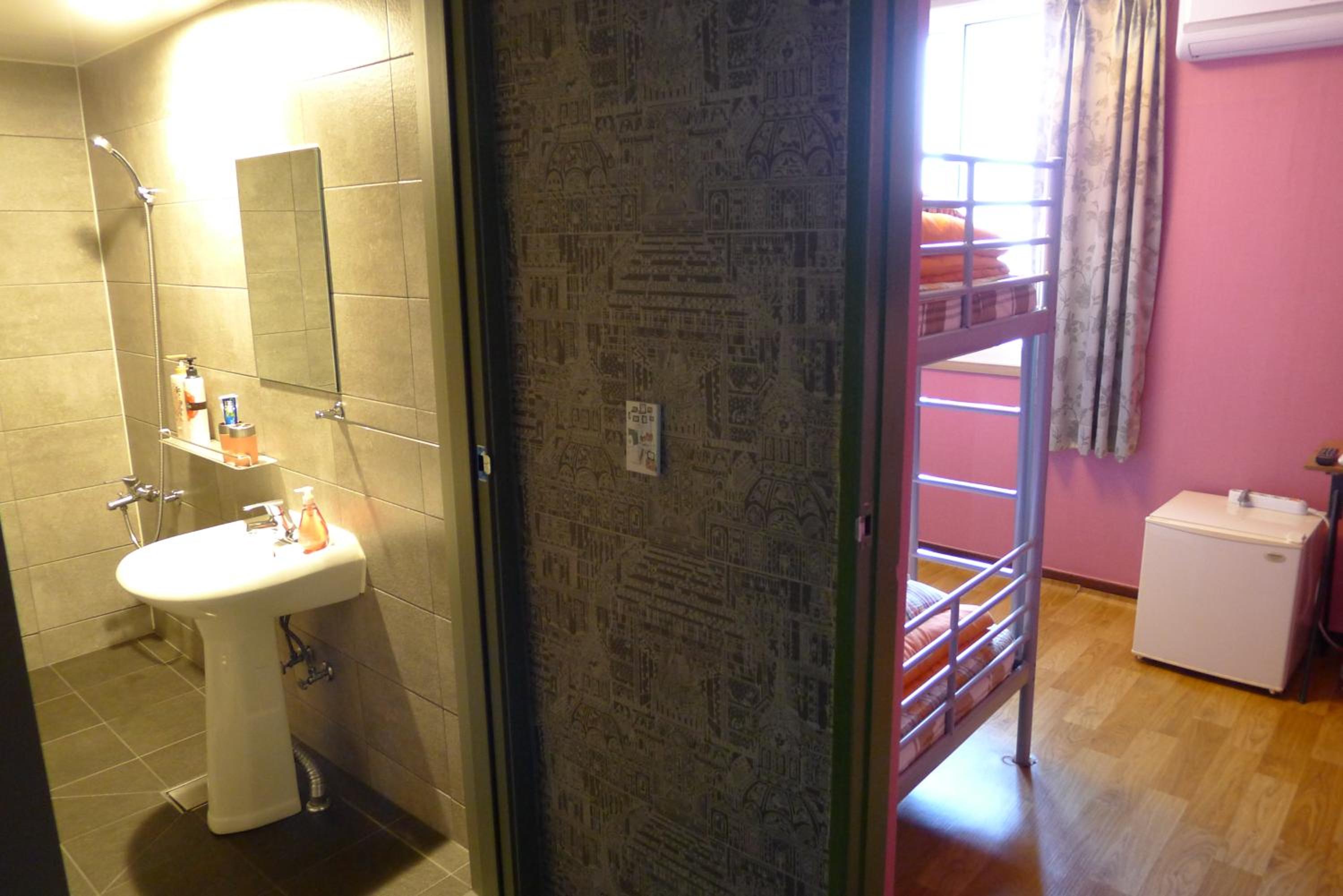 Family Room with Private Bathroom photo 2