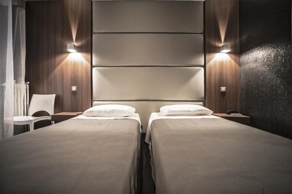 Twin Room - Photo 3