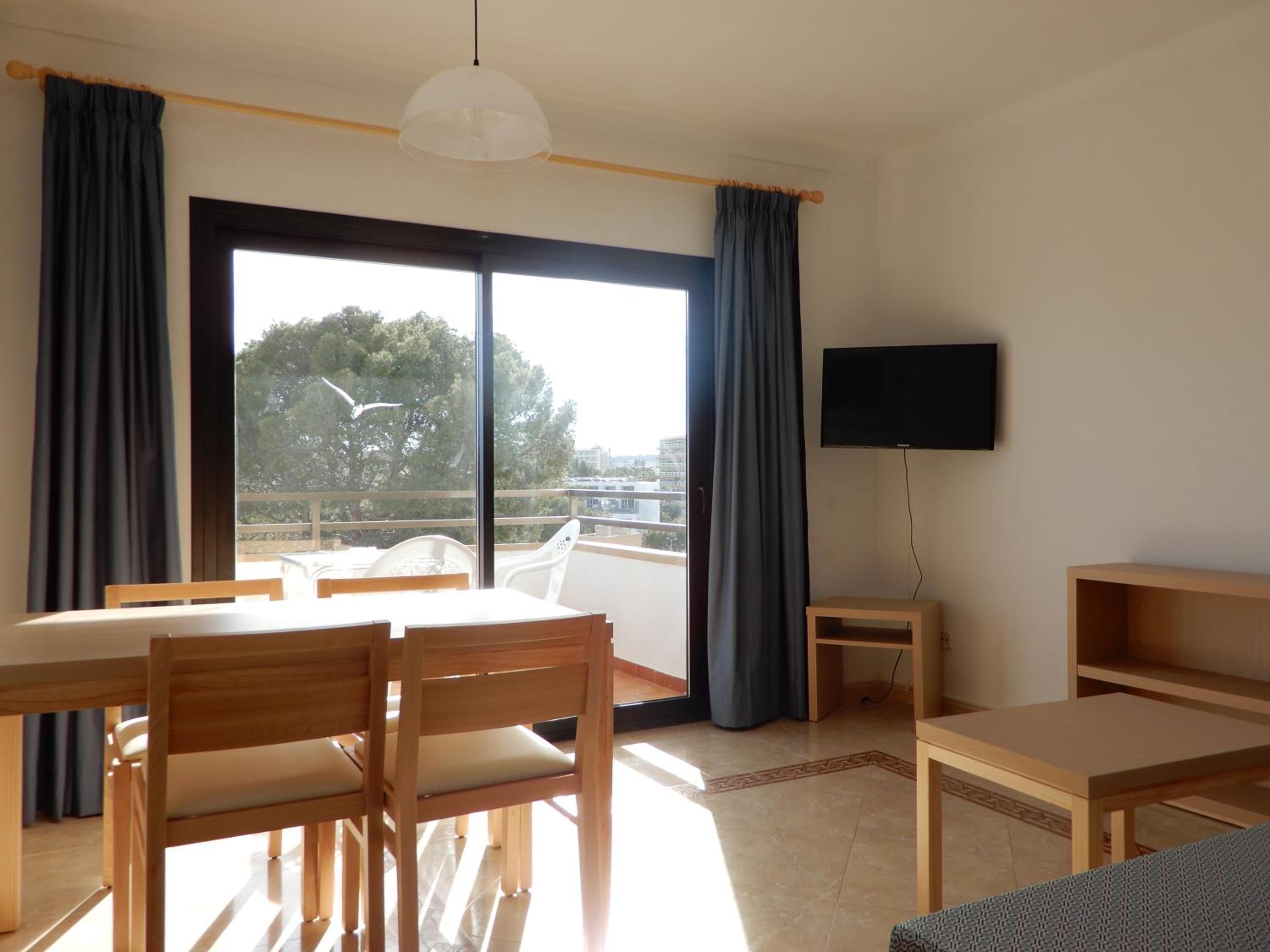 Apartamento de dos habitaciones con balcón