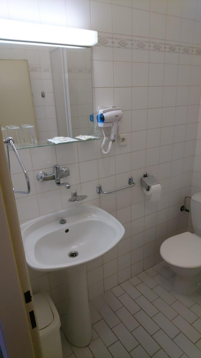 Double or Twin Room - Photo 5