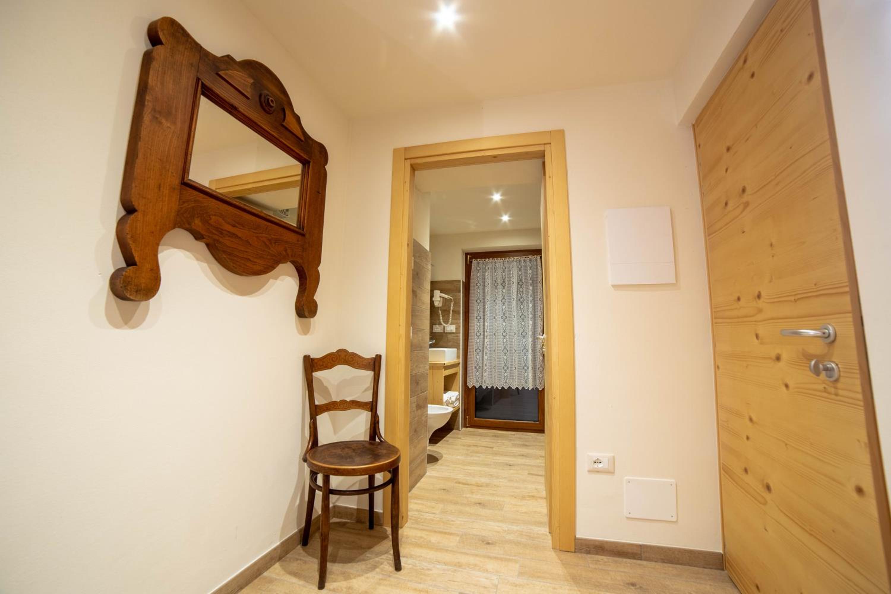 Double or Twin Room with Mountain View - Photo 7