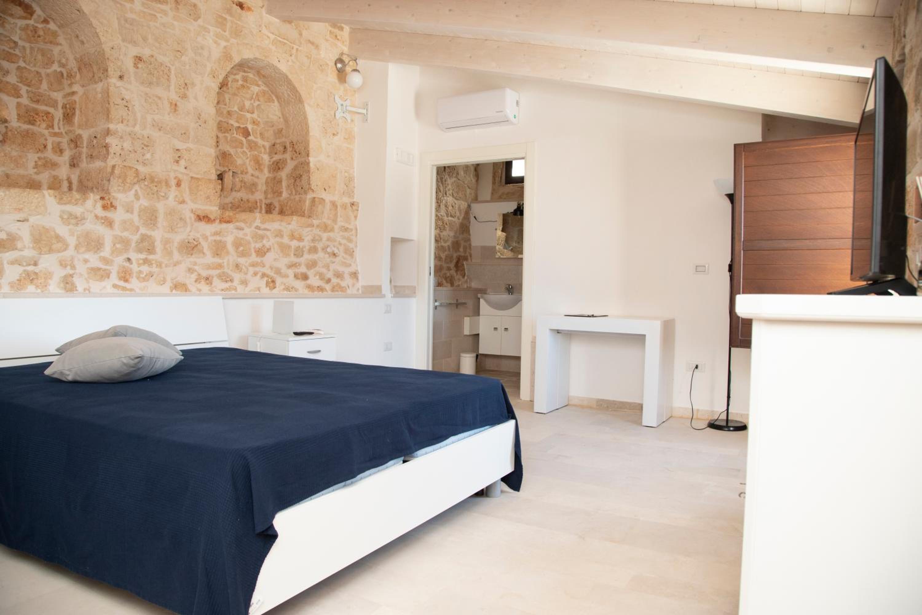 Large Double Room photo 1