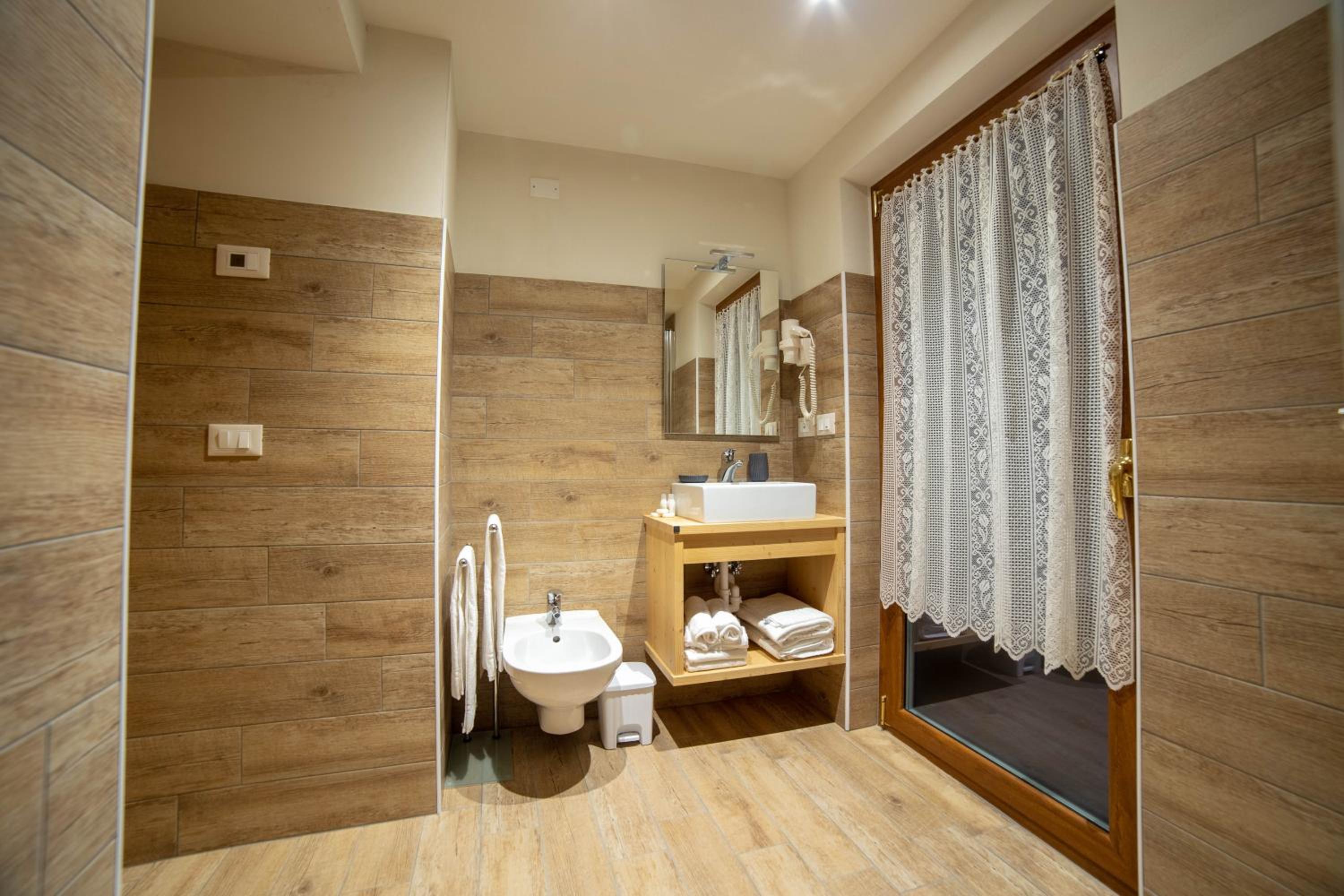 Double or Twin Room with Mountain View - Photo 3