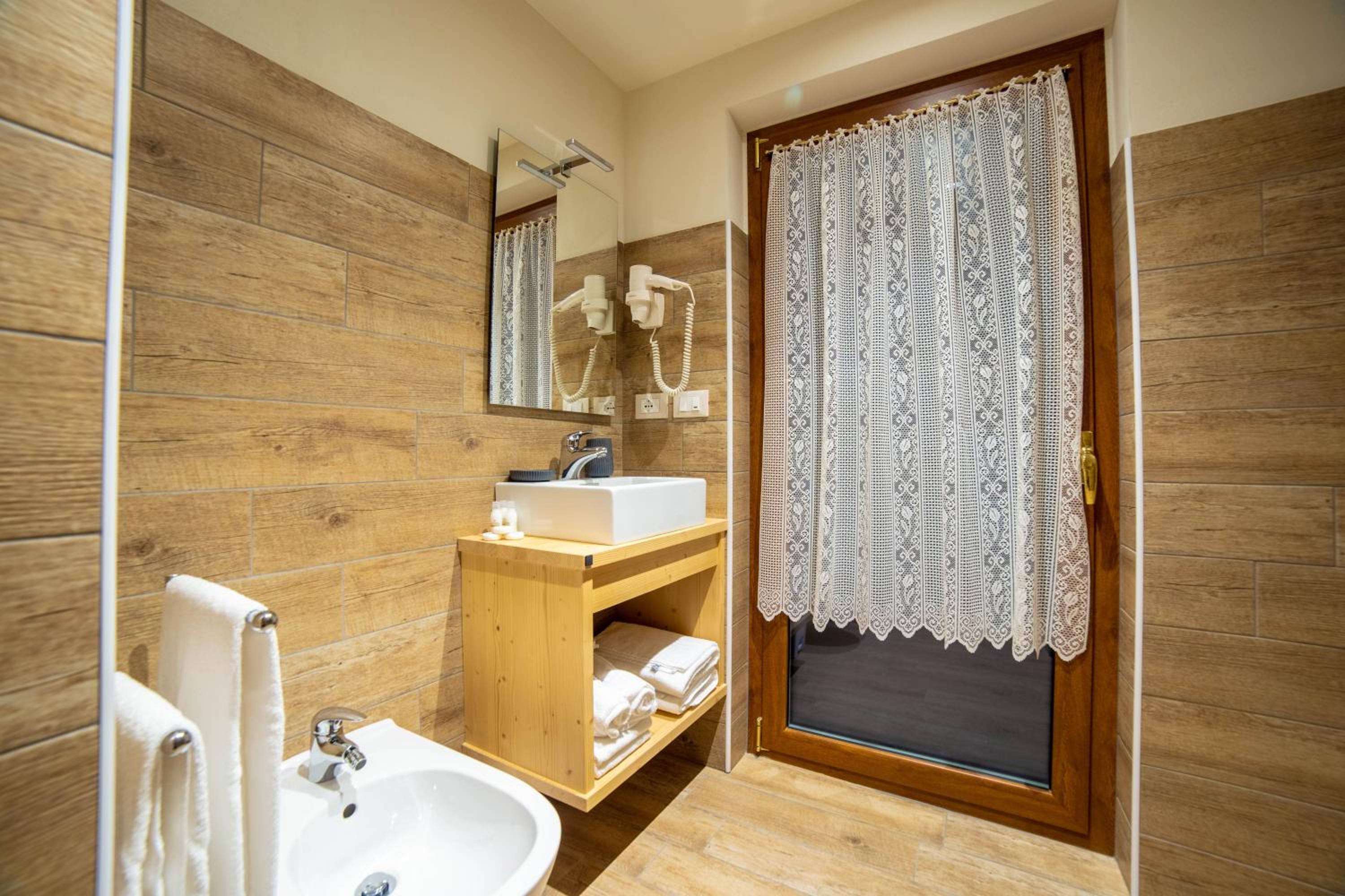 Double or Twin Room with Mountain View - Photo 6