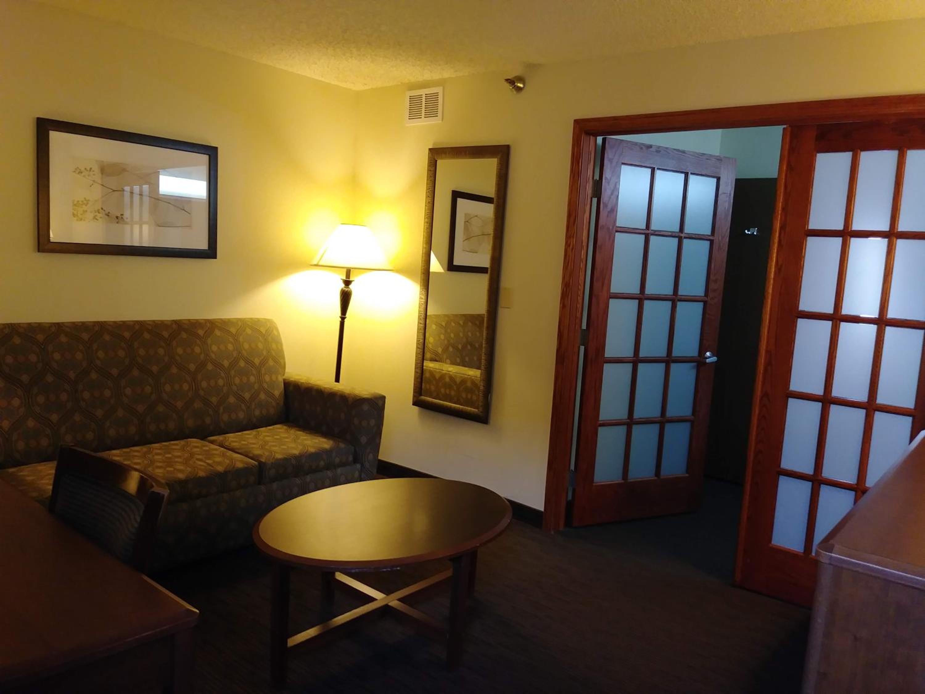 Deluxe King Suite - Non-Smoking - Photo 4
