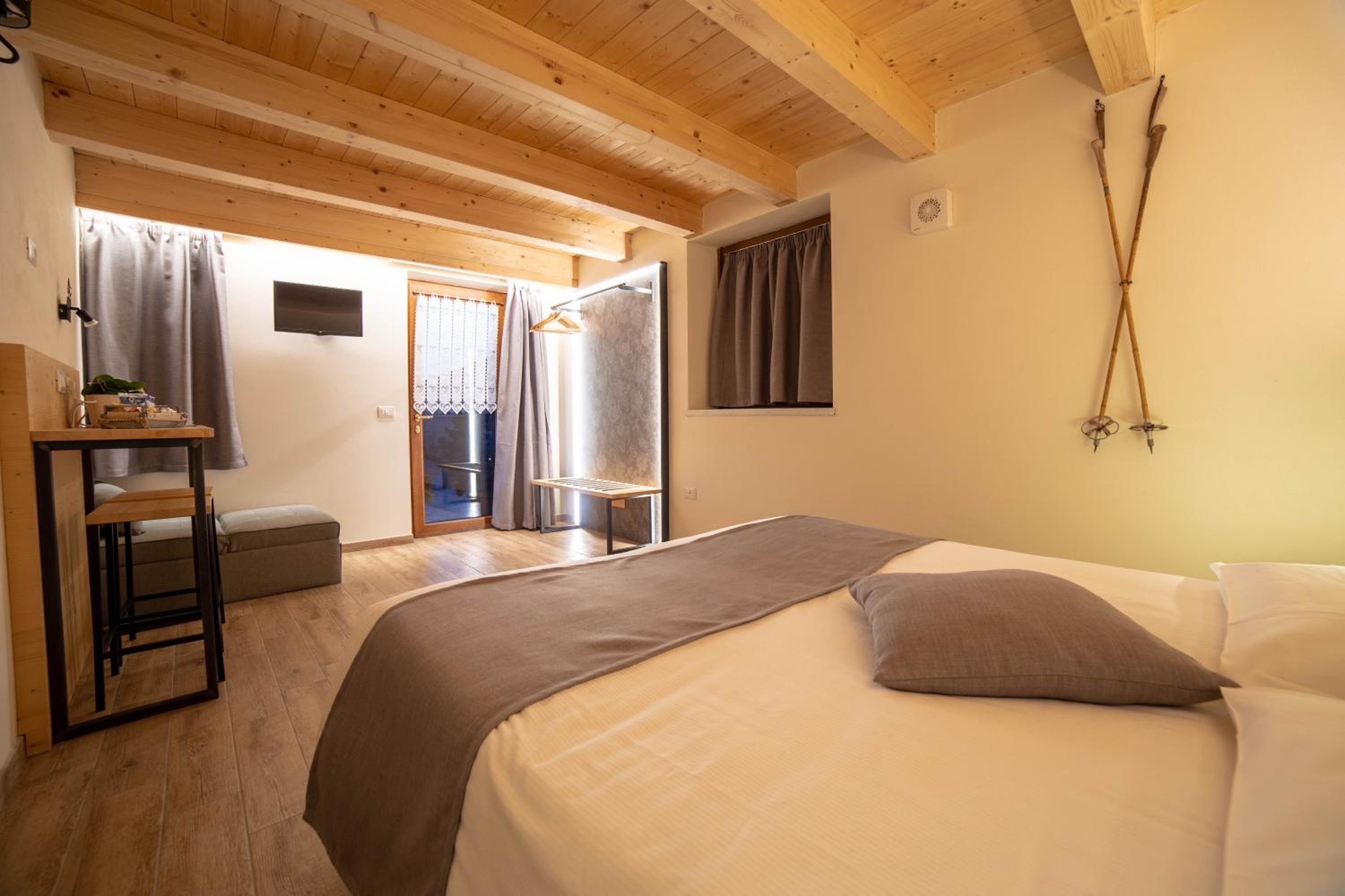 Suite with Mountain View - Photo 3