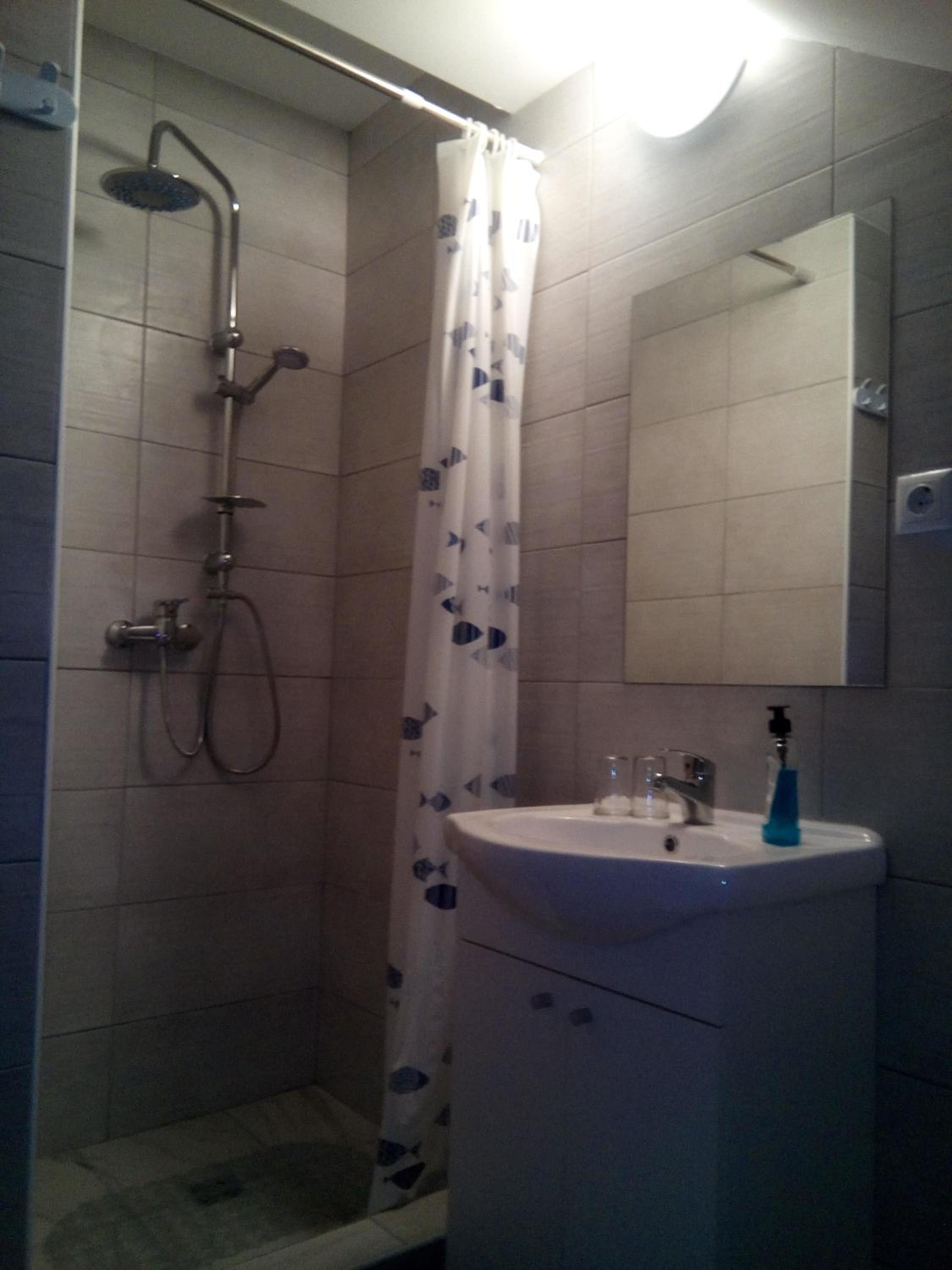 Double Room with Private Bathroom - Photo 2
