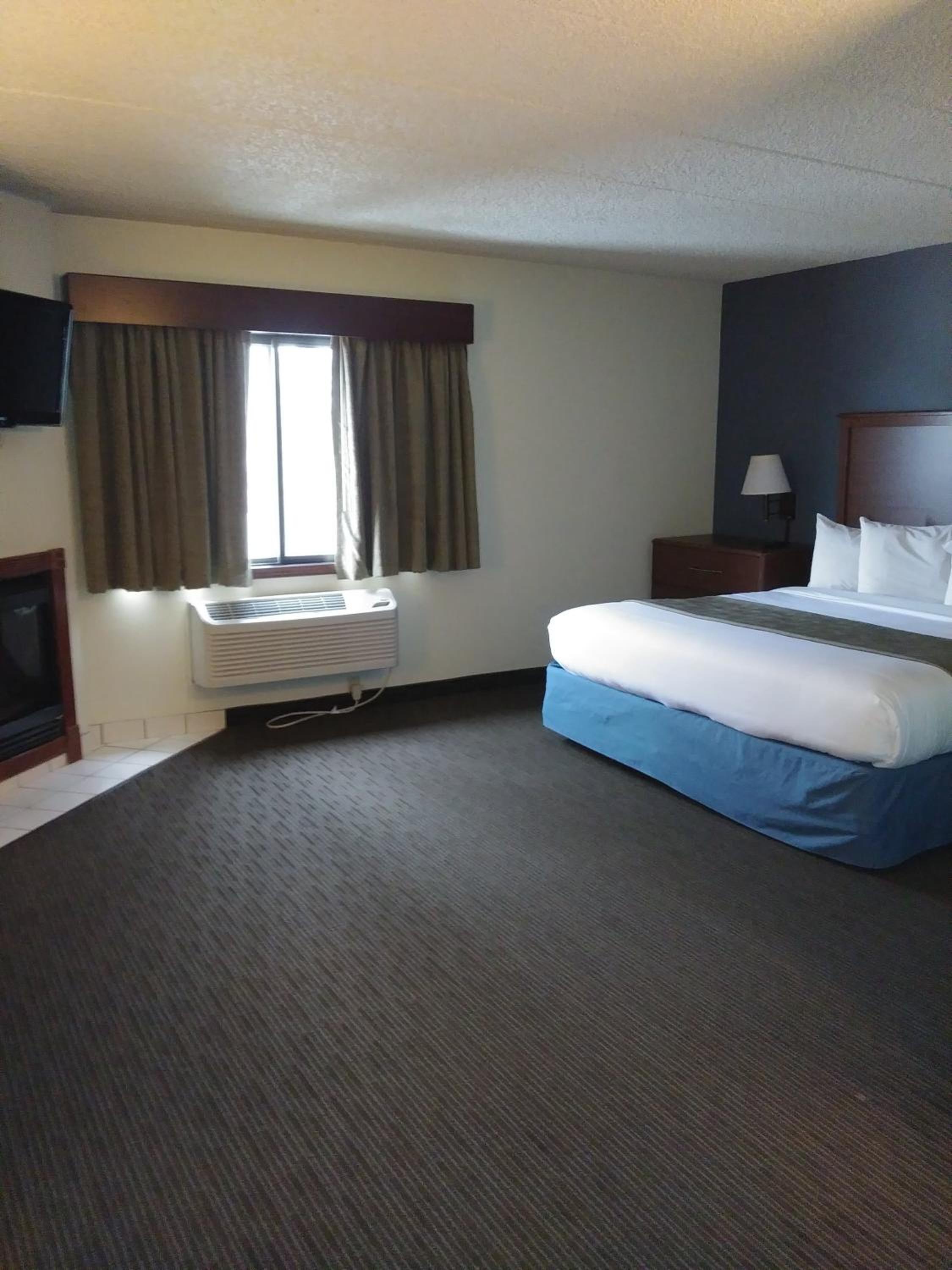 Deluxe King Room - Mobility Access/Non-Smoking - Photo 3
