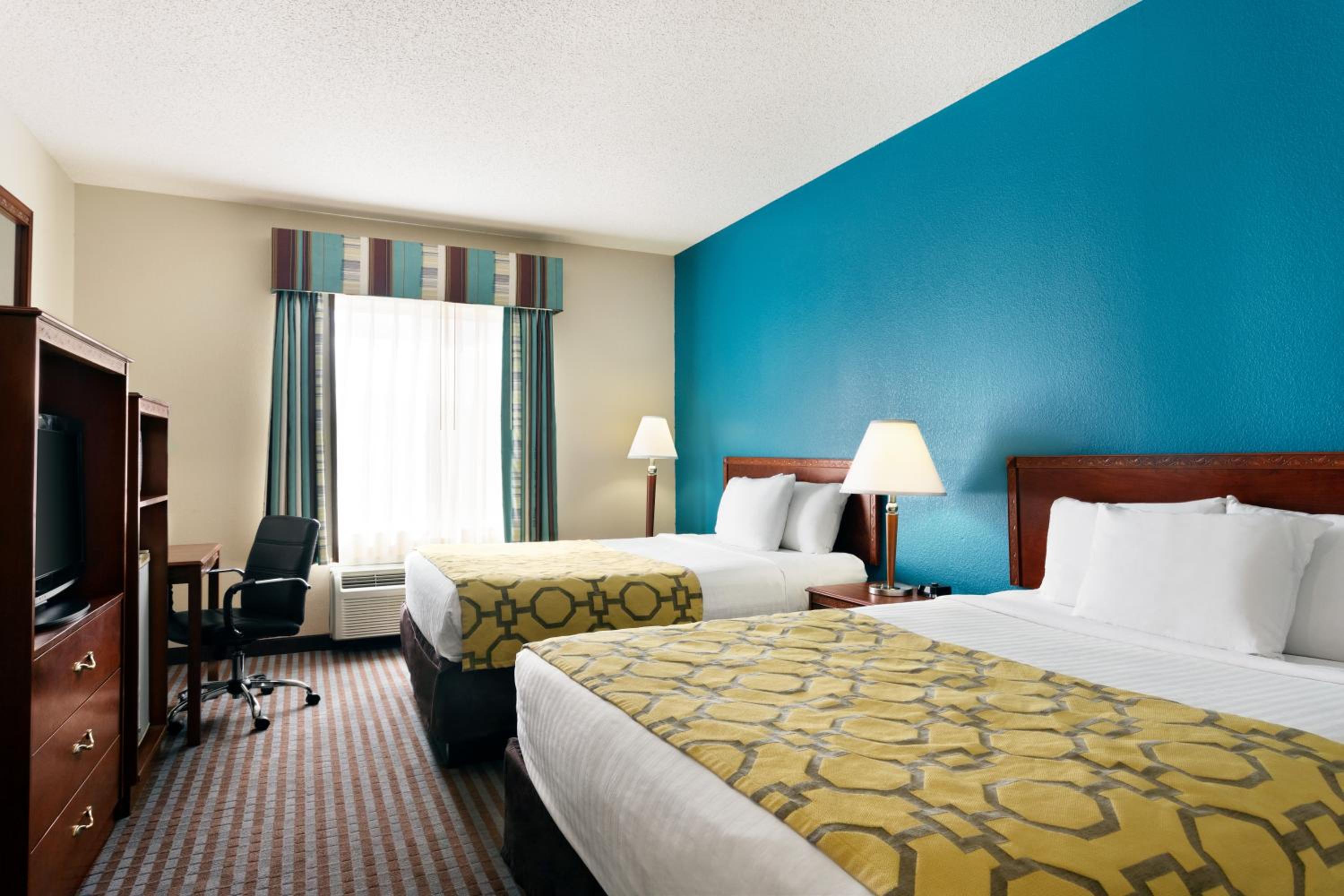 Queen Room with Two Queen Beds - Non-Smoking - Photo 1