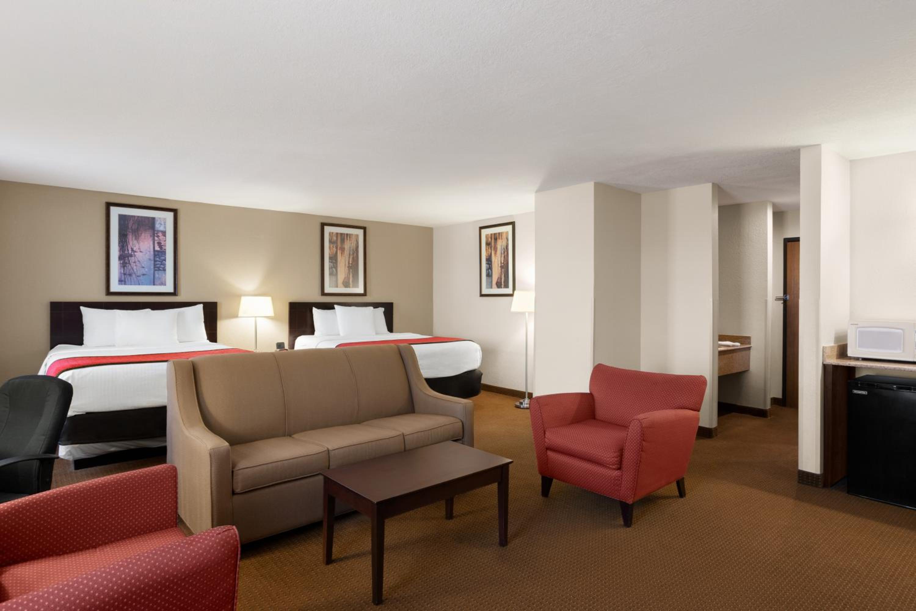 Deluxe Queen Suite - Non-Smoking - Photo 1
