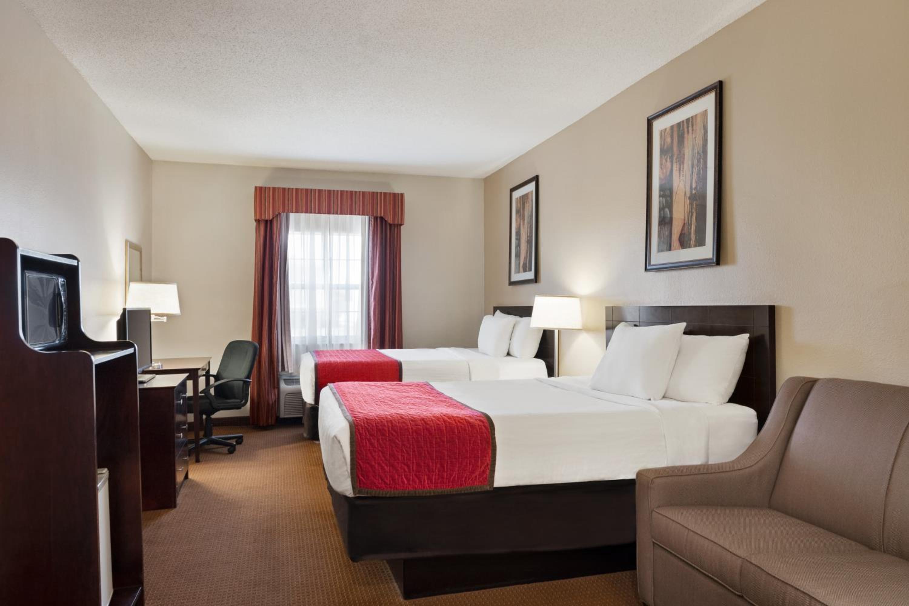 Queen Room with Two Queen Beds - Non-Smoking - Photo 2