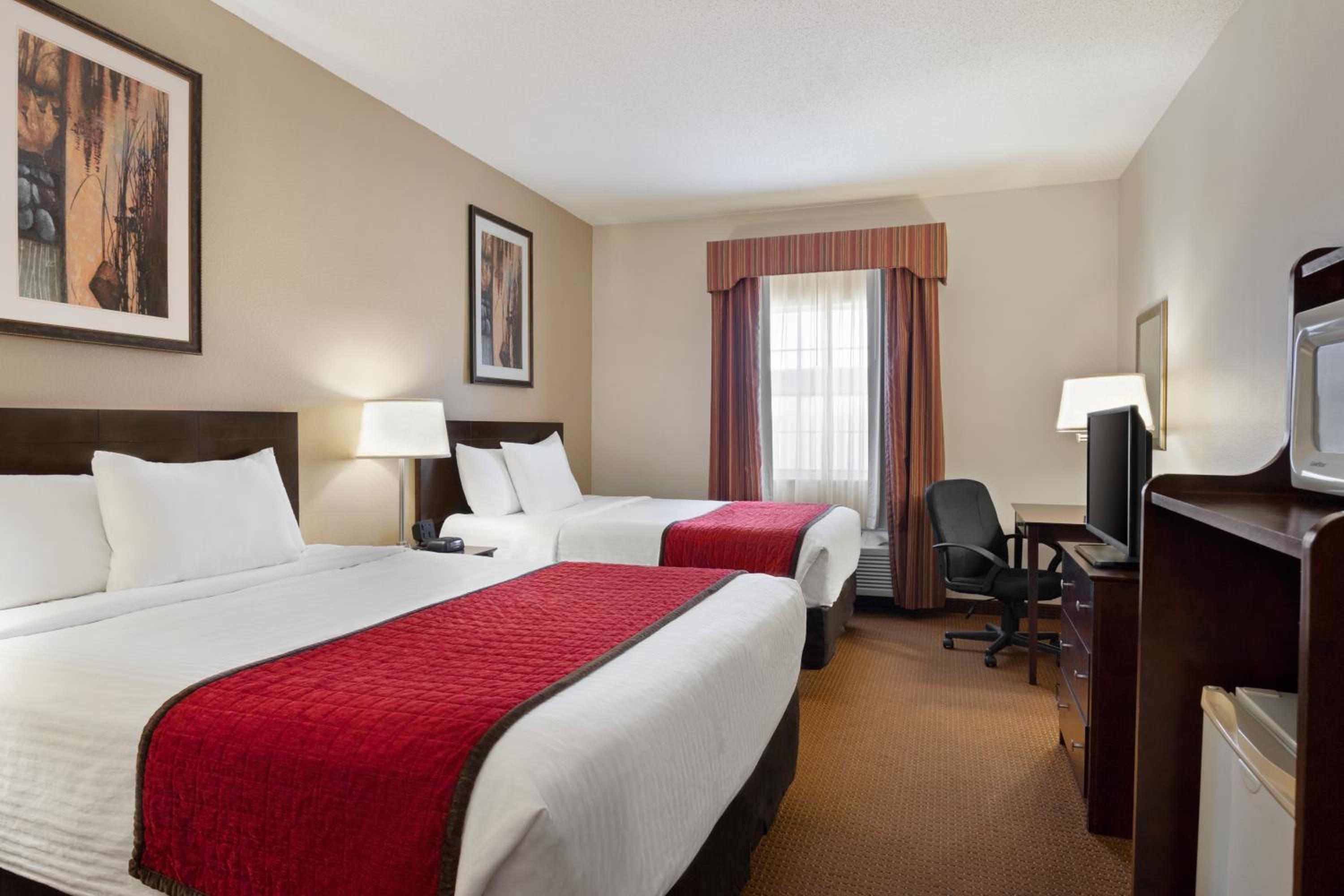 Queen Room with Two Queen Beds - Non-Smoking - Photo 1