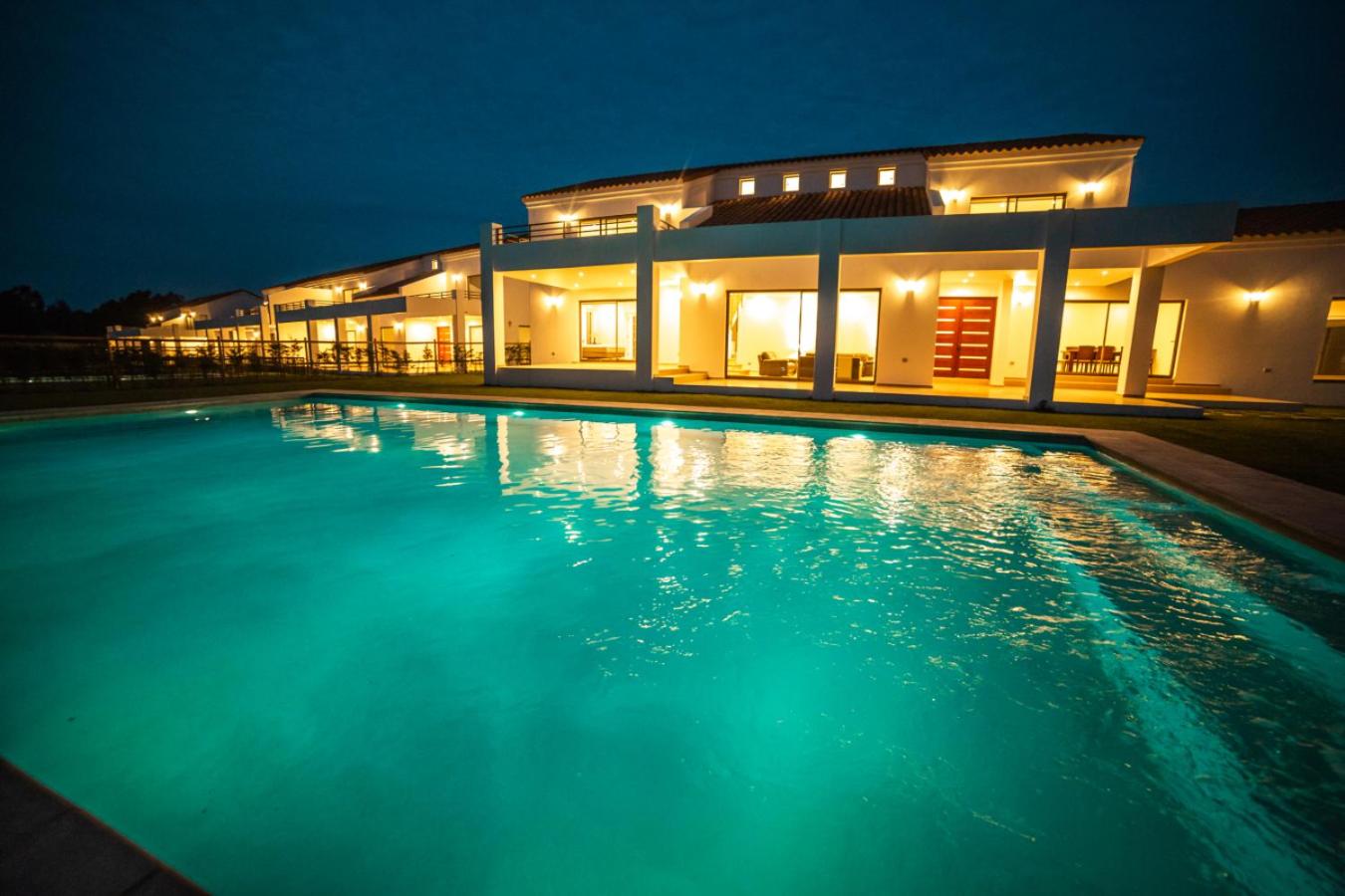 Seven-Bedroom House photo 1