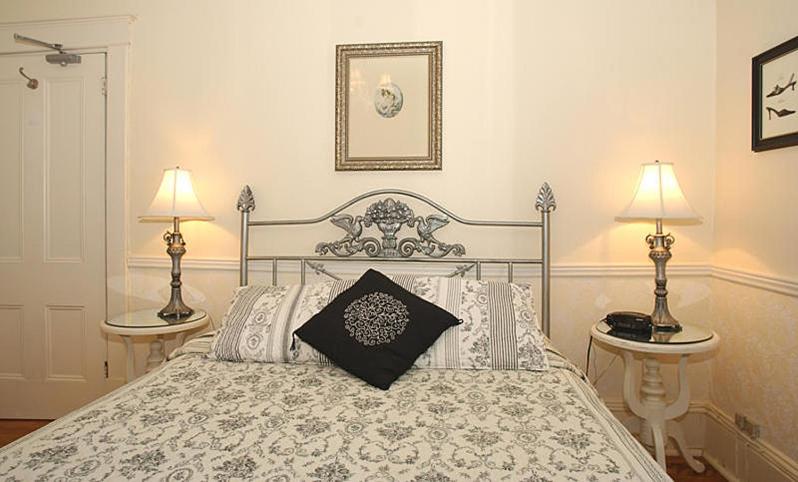 Queen Room 19 - Photo 1