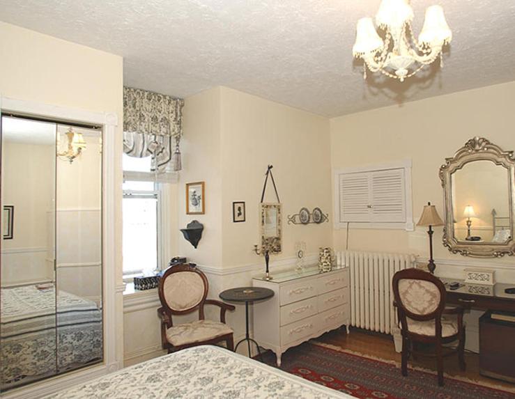 Queen Room 19 - Photo 2