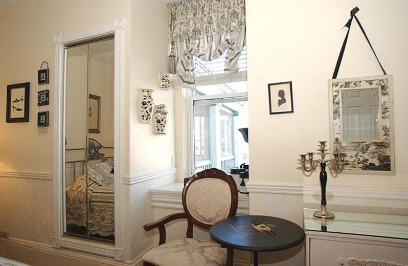 Queen Room 19 - Photo 3