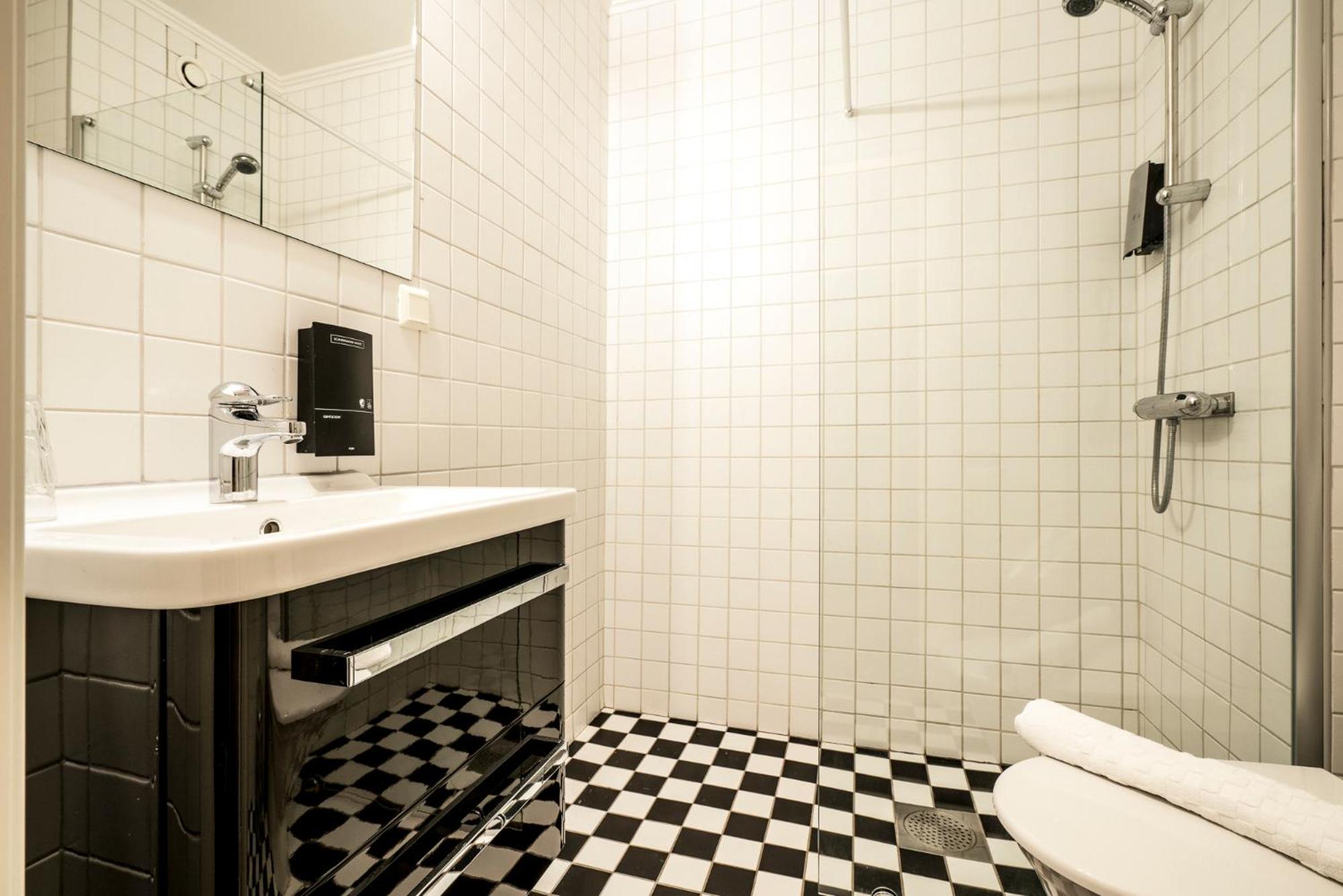Small Twin Room - Photo 3
