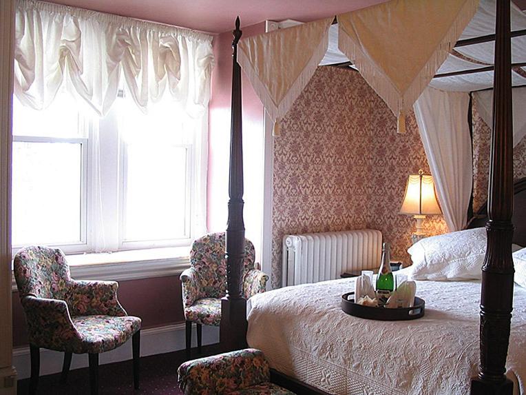 Deluxe Queen 21 The Windsor Room - Photo 1