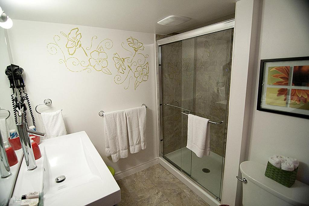 Queen Room 23 Outside Access