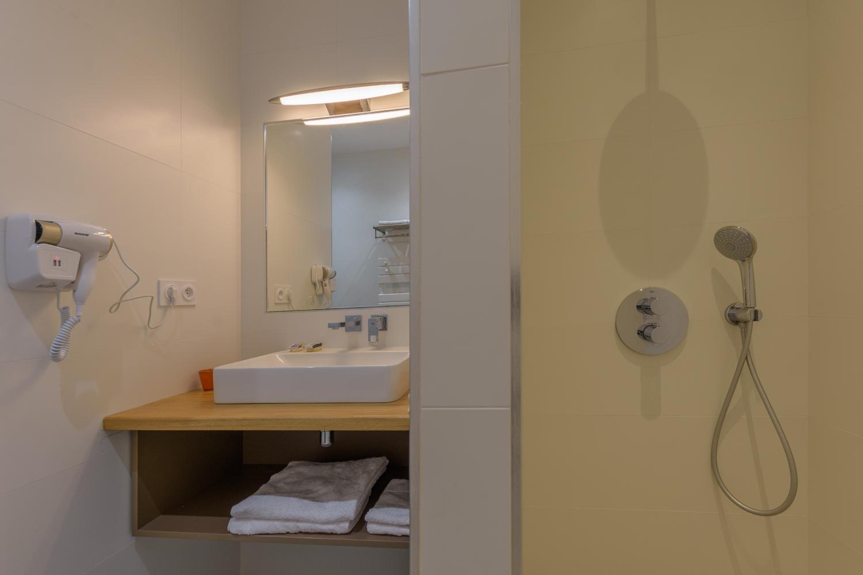 Double or Twin Room with Mountain View - Photo 1