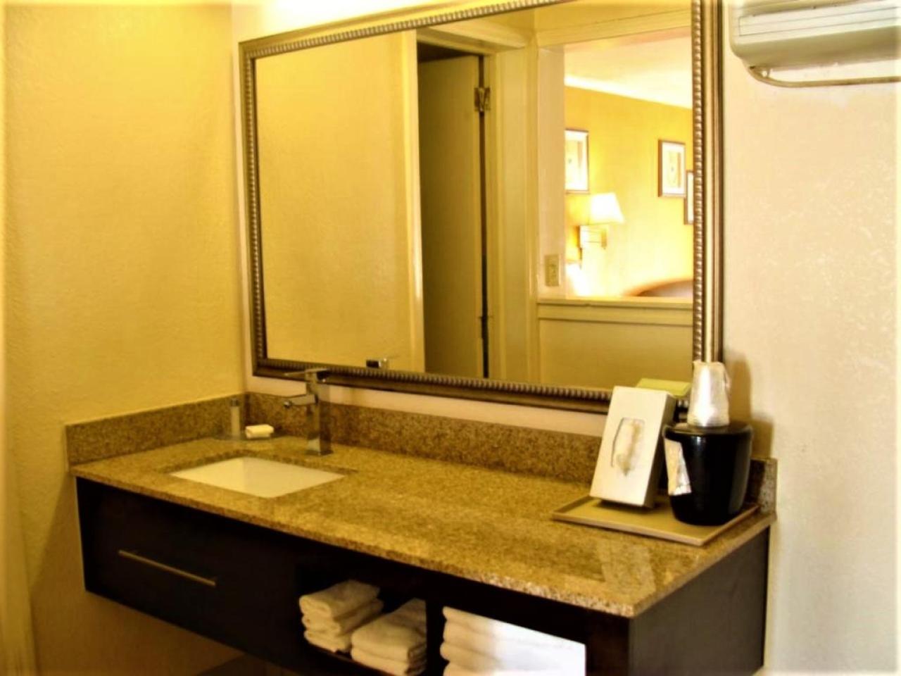 Queen Room with Two Queen Beds photo 3