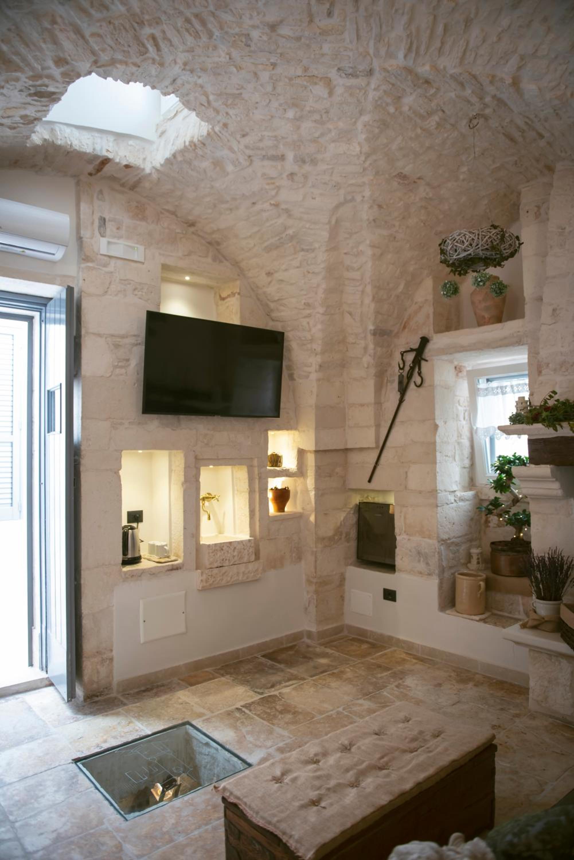 One-Bedroom House - Photo 19